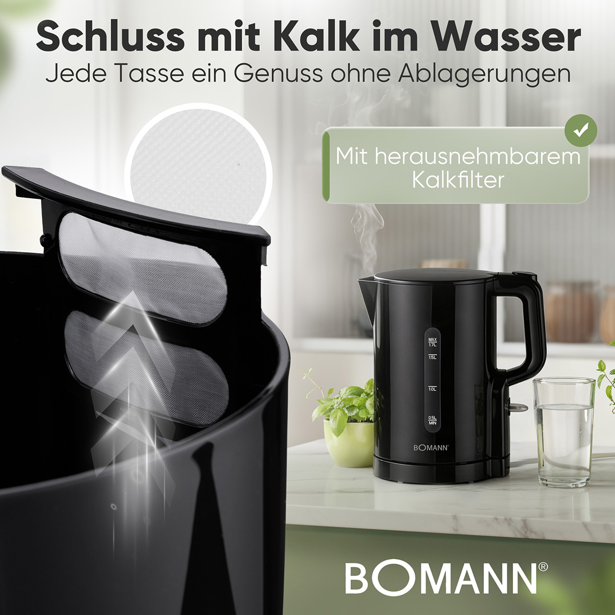 Schwarzer Wasserkocher mit Kalkfilter auf einer Arbeitsplatte neben einem Glas Wasser.