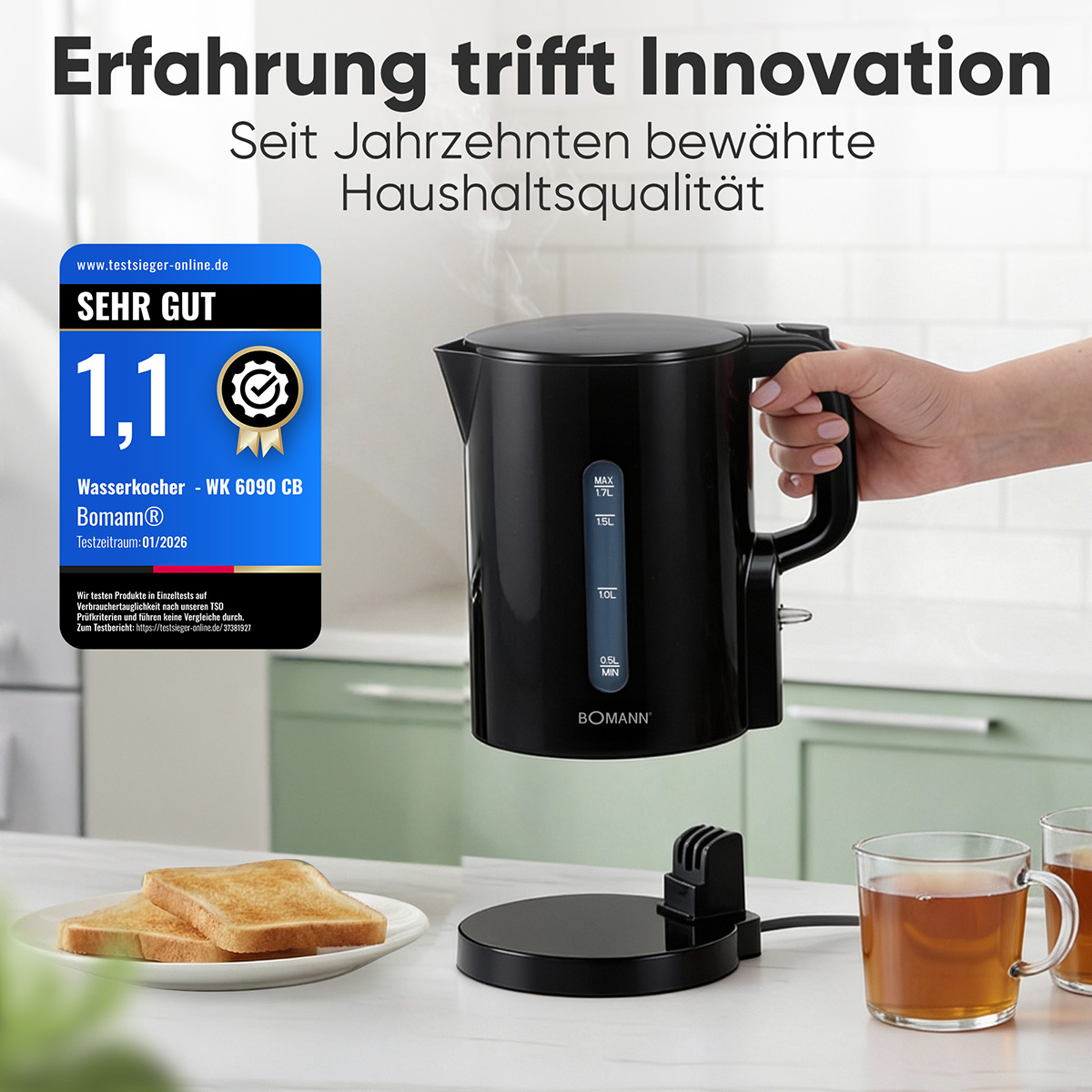 Schwarzer Wasserkocher mit Handausguss, daneben Toast und Tee. Bewertungssiegel links.