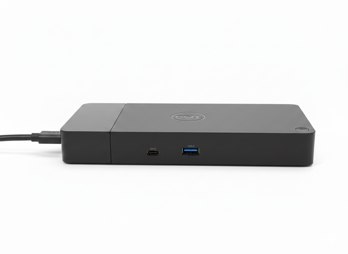 Eine schwarze Dell Dockingstation mit USB-C und USB-A Anschlüssen auf weißem Grund.
