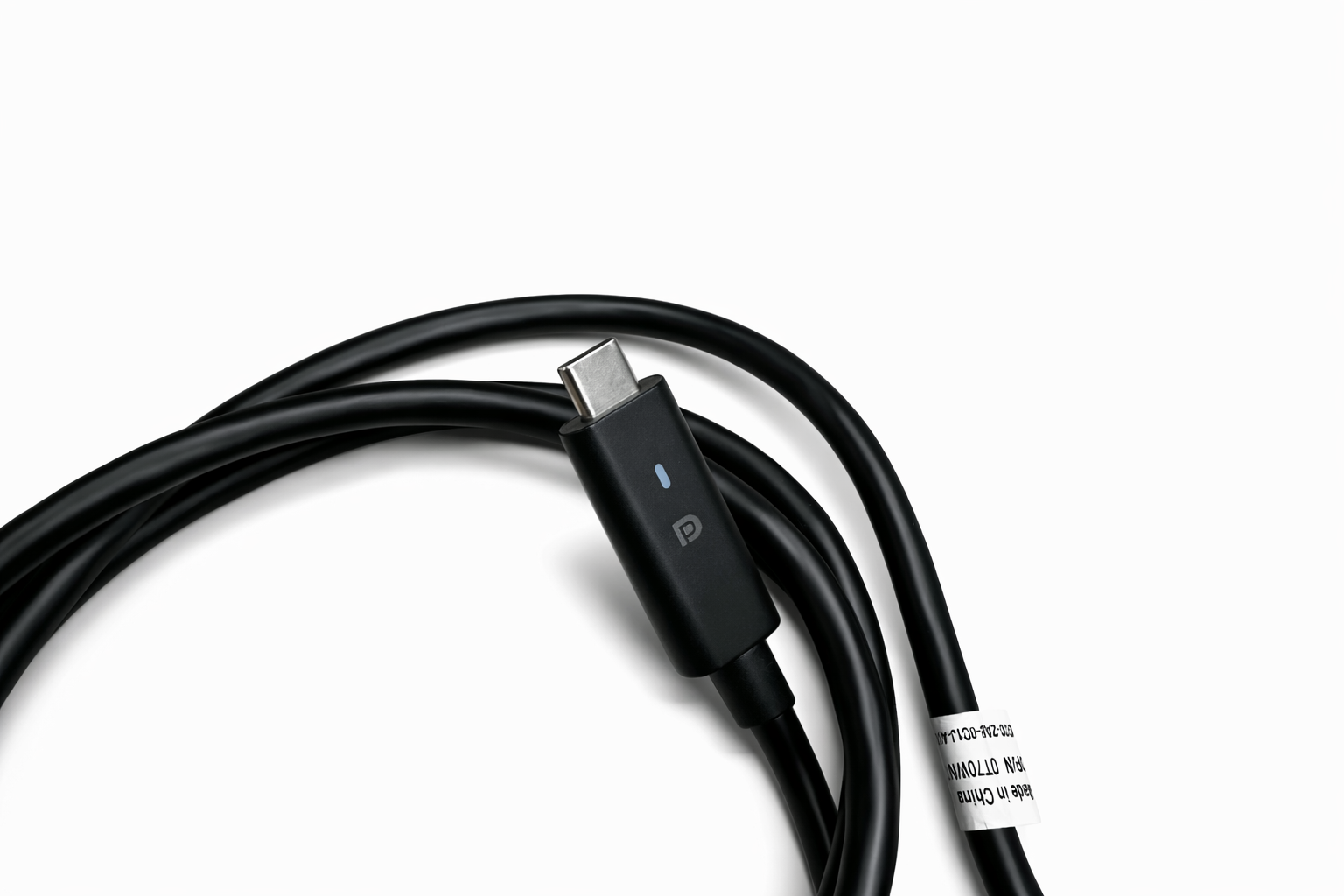 Schwarzes USB-C-Kabel mit silbernem Stecker und blauem Licht.