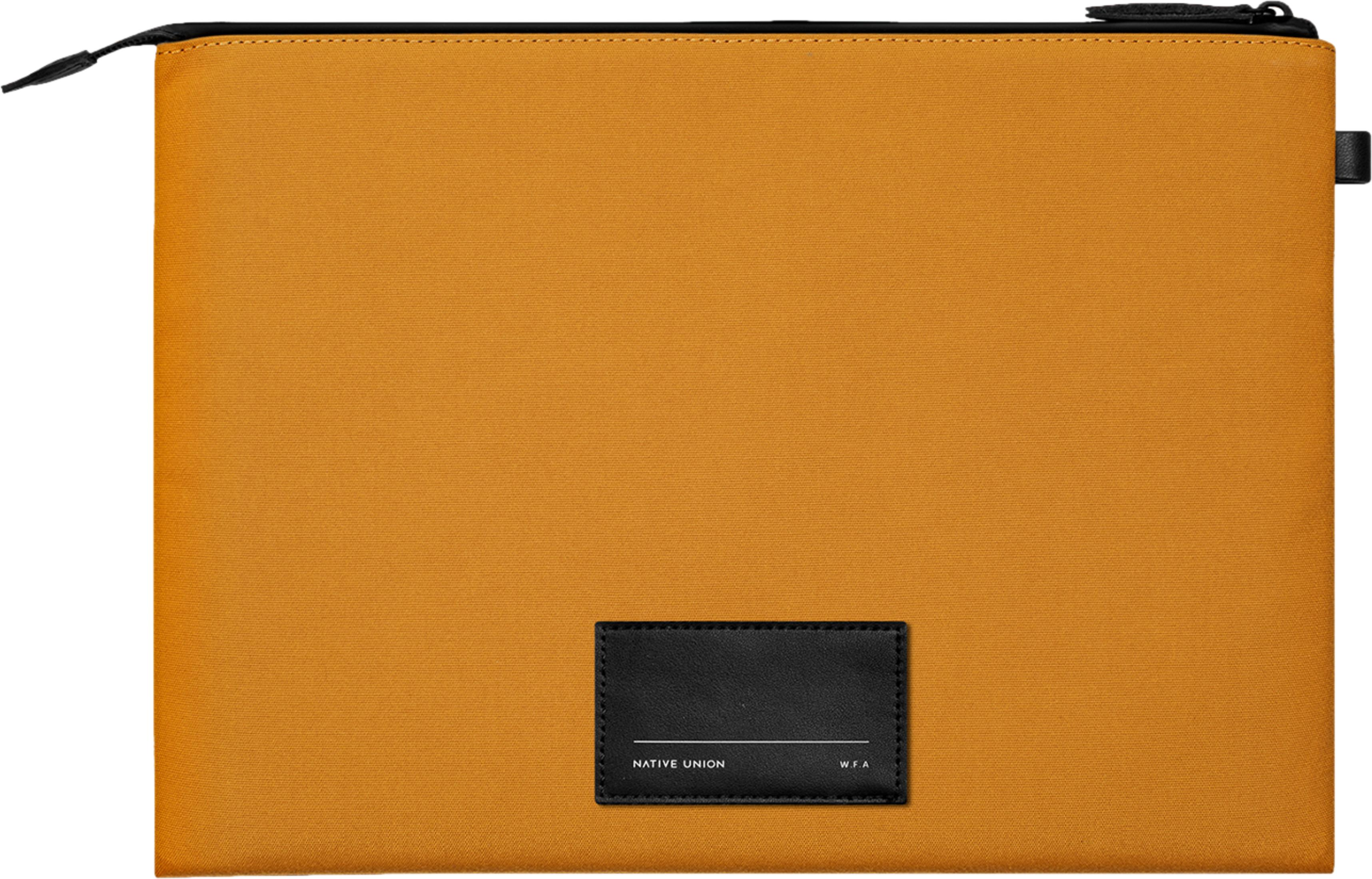 Une pochette orange avec fermeture éclair noire et étiquette noire.
