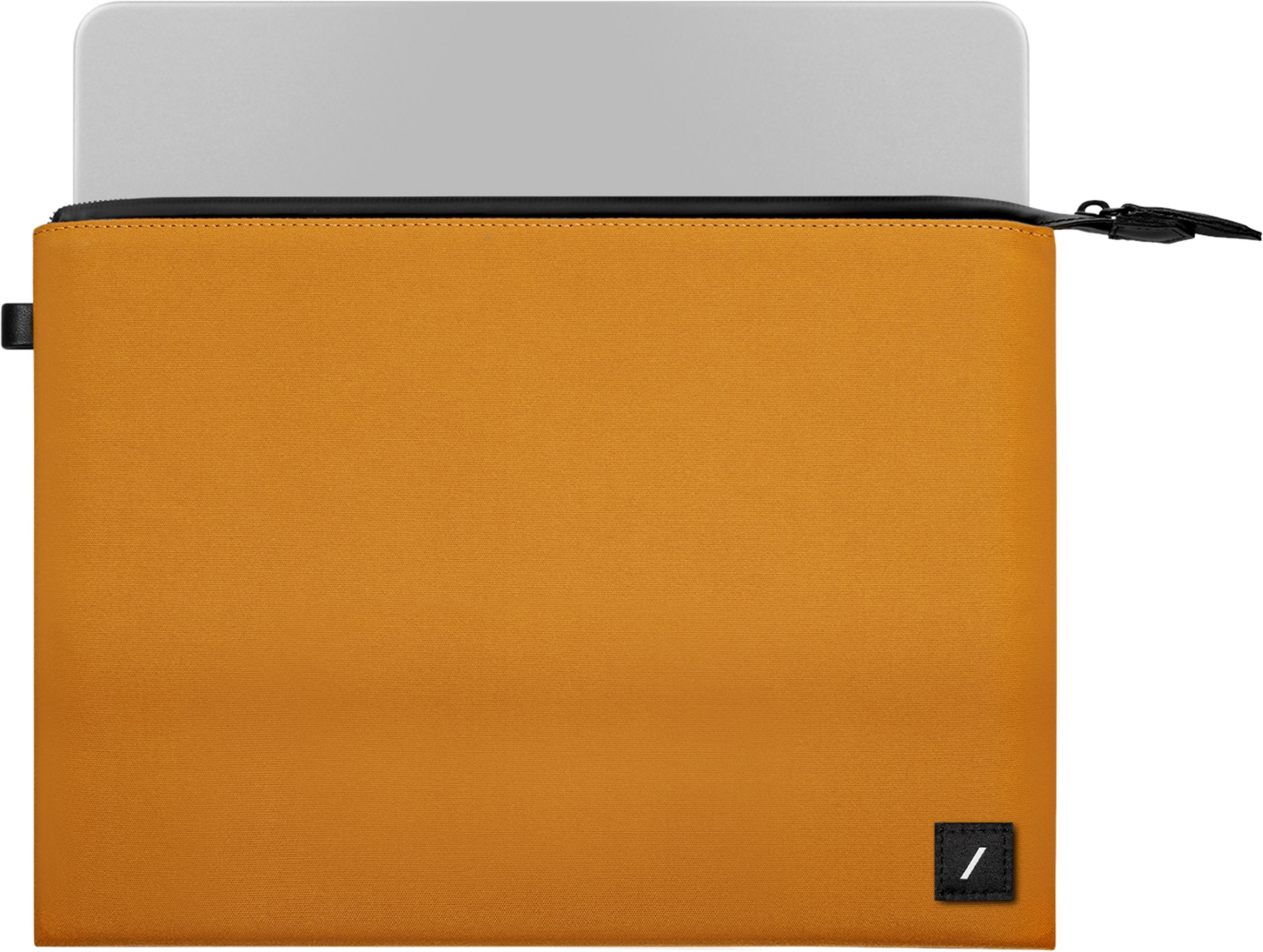 Une housse d'ordinateur portable orange avec une partie d'un ordinateur dépassant.