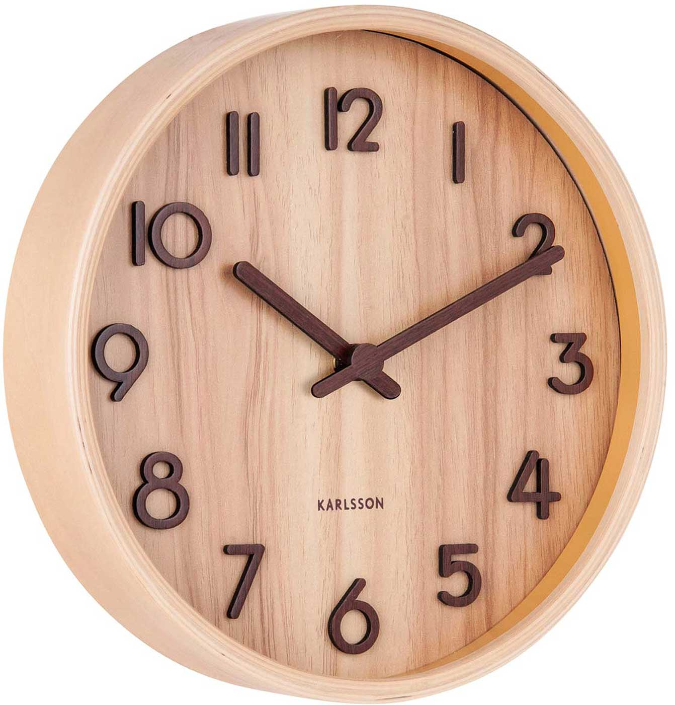 Eine hölzerne Wanduhr mit dunklen Zeigern und Ziffern. Zeigt 10:08 Uhr.