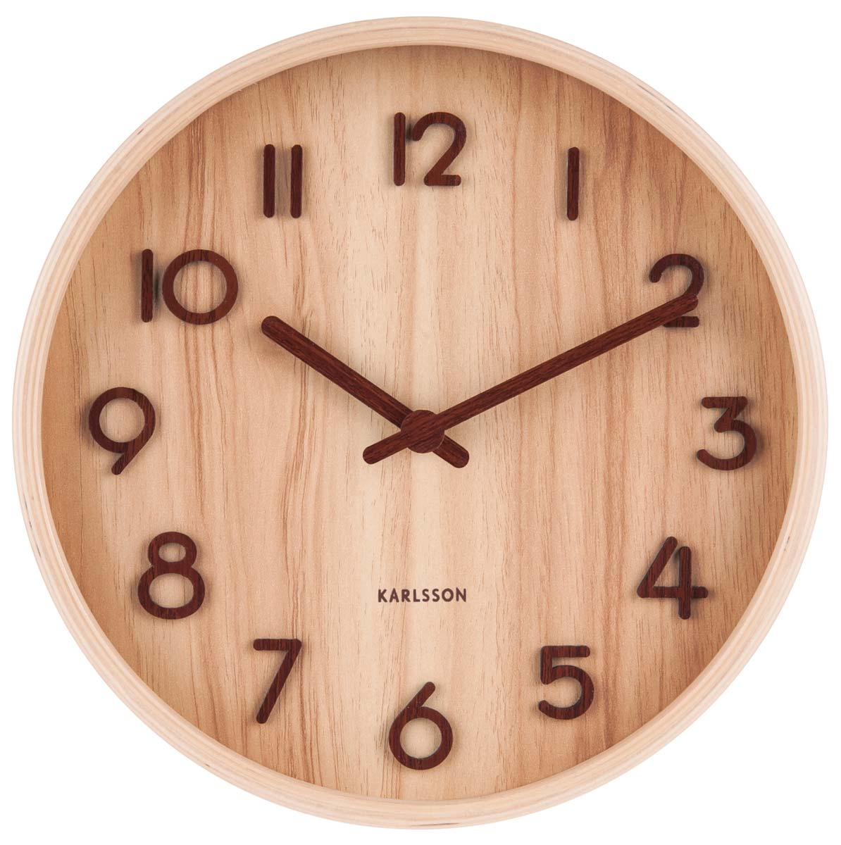 Holzuhr mit dunklen Zeigern und Ziffern auf hellem Holzgrund. Karlson-Logo.