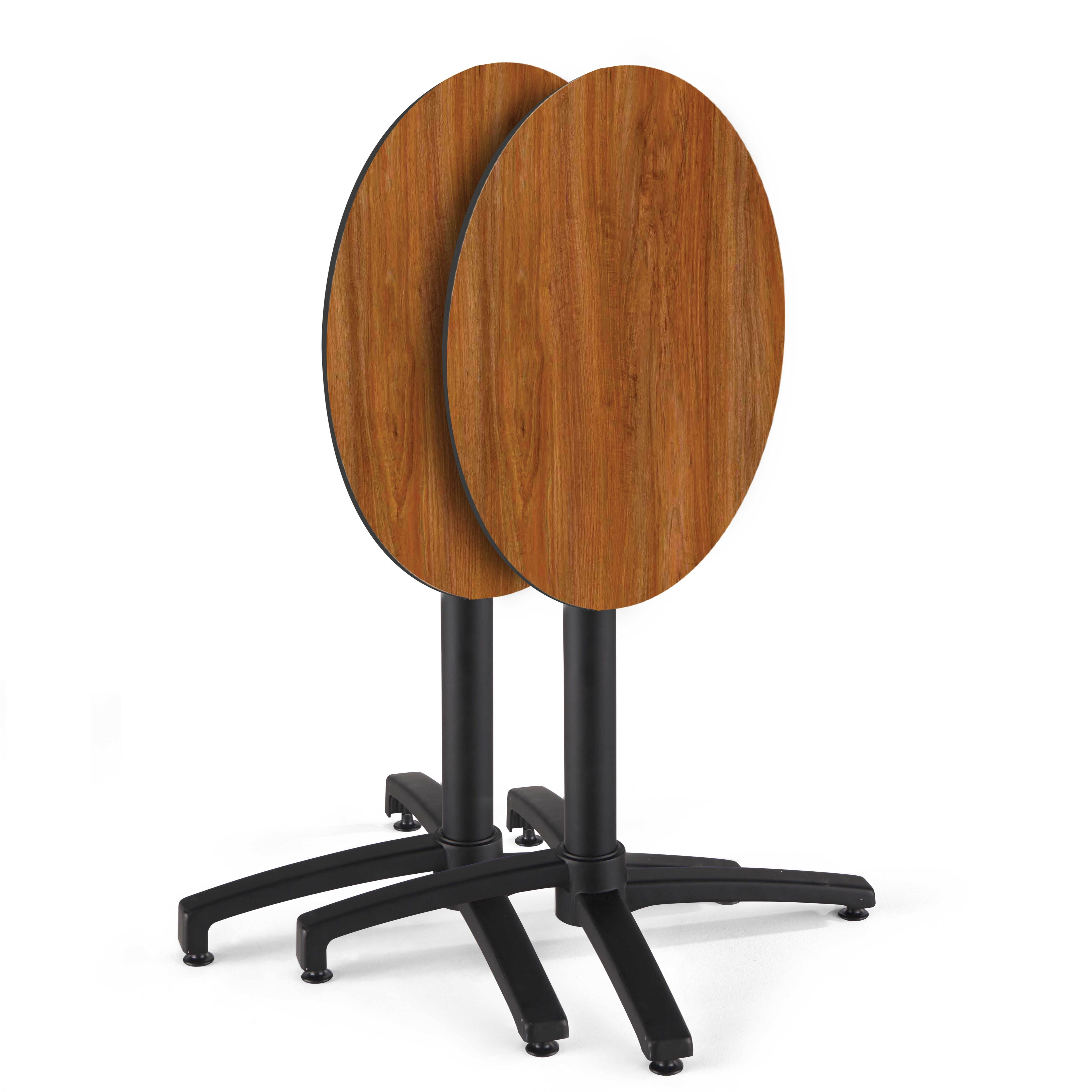 Zwei runde Holztische mit schwarzen Metallbeinen und -füßen stehen nebeneinander.