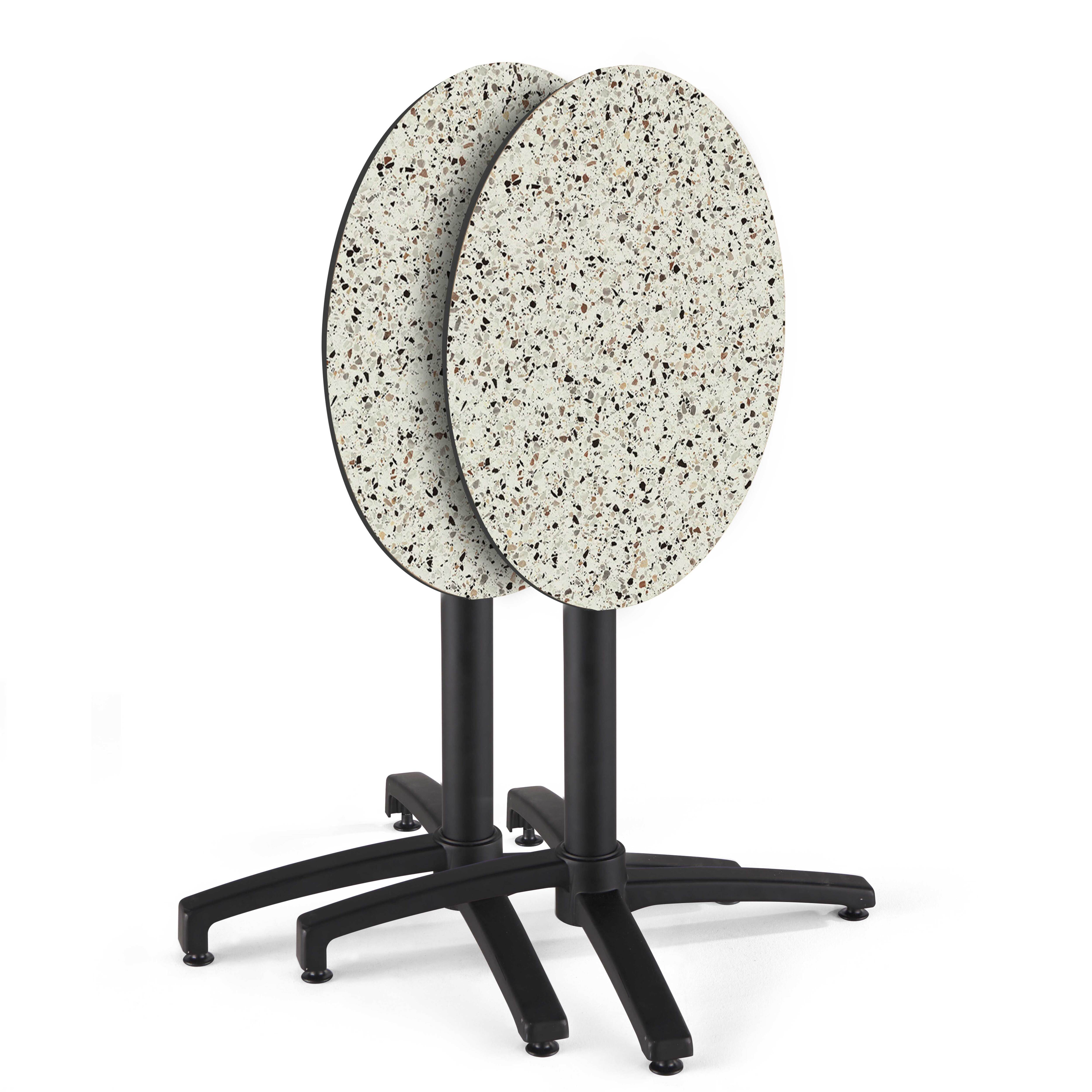 Zwei runde Tische mit Terrazzo-Optik und schwarzen Gestellen.