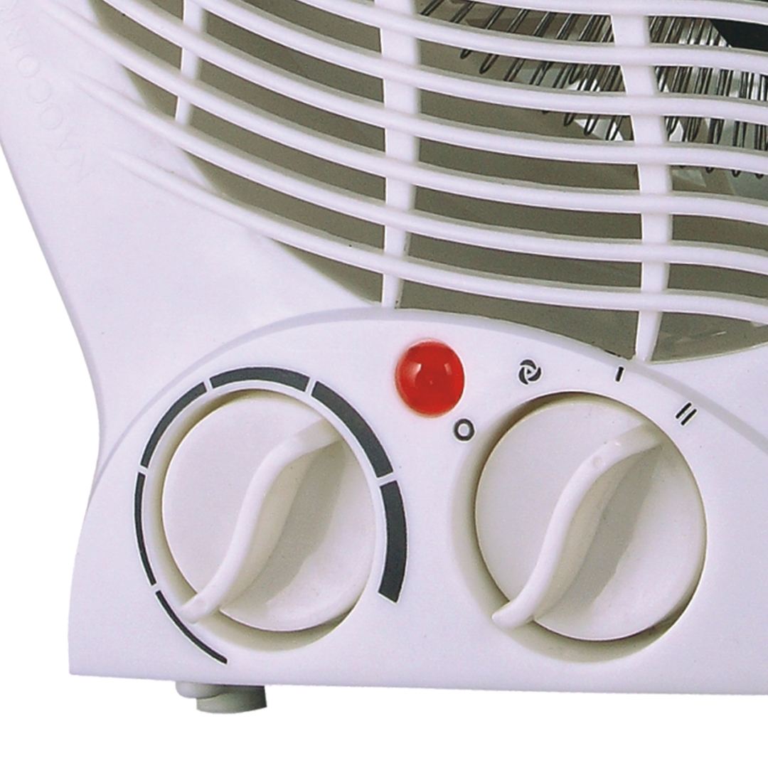 Primer plano de un calefactor con ventilador blanco, con dos perillas, luz roja y símbolos.