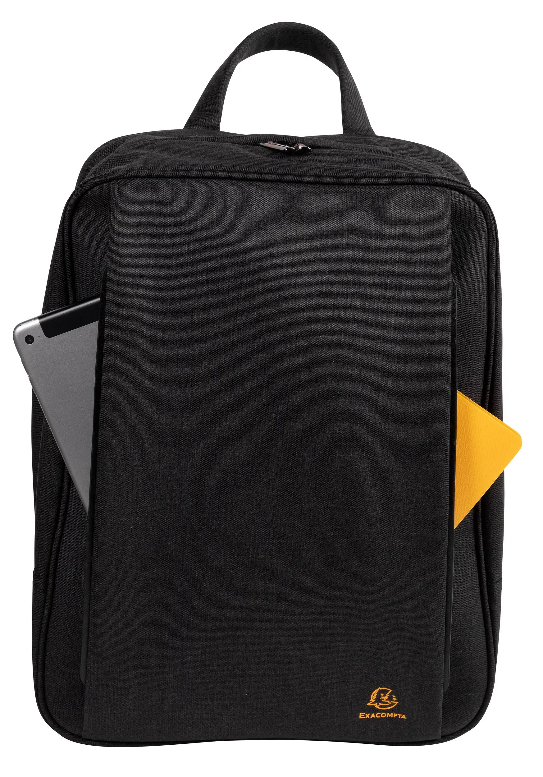Mochila negra con una tableta y un objeto amarillo en bolsillos externos.