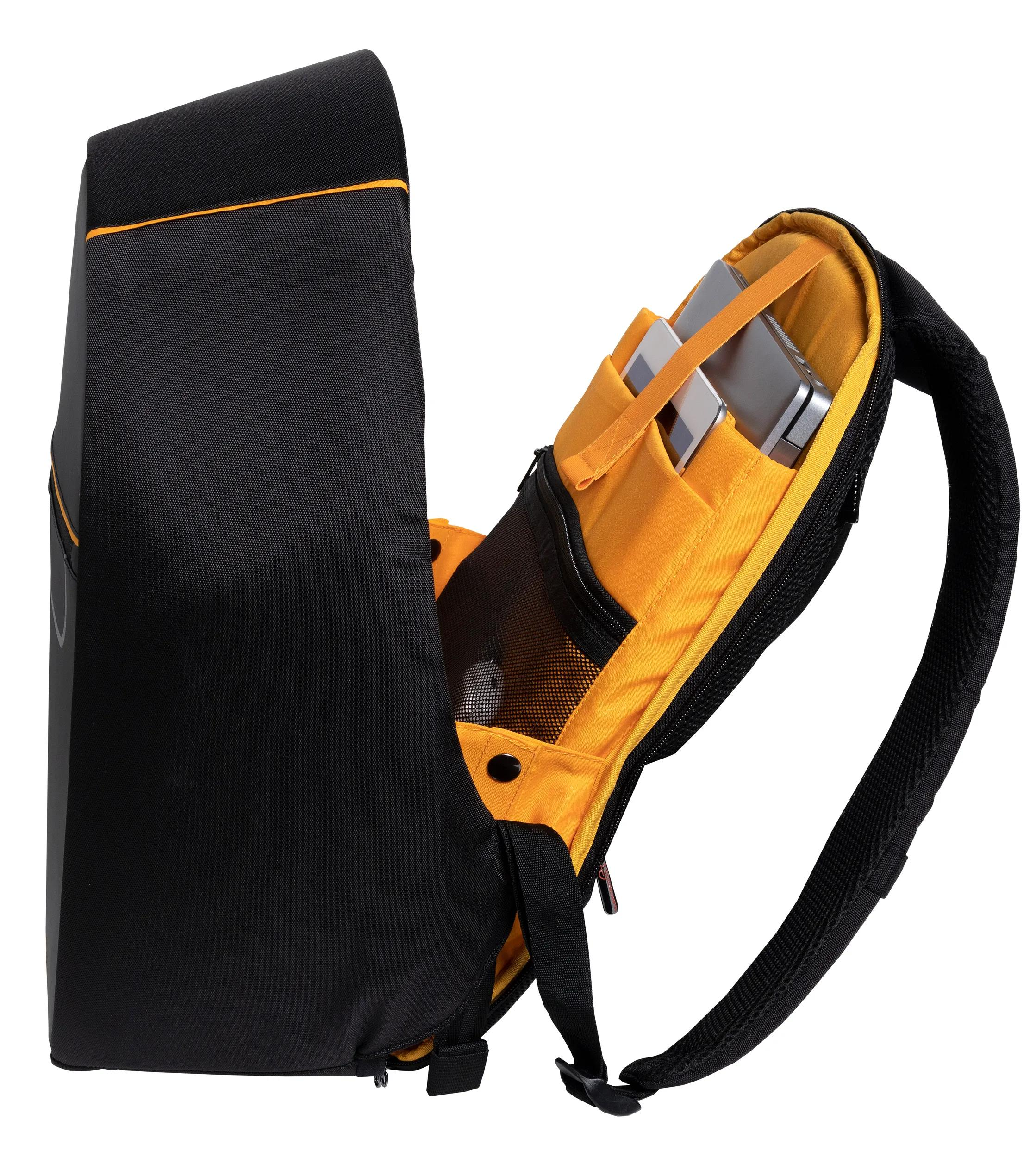 Mochila negra con forro naranja, que contiene portátiles y tabletas en sus compartimentos.