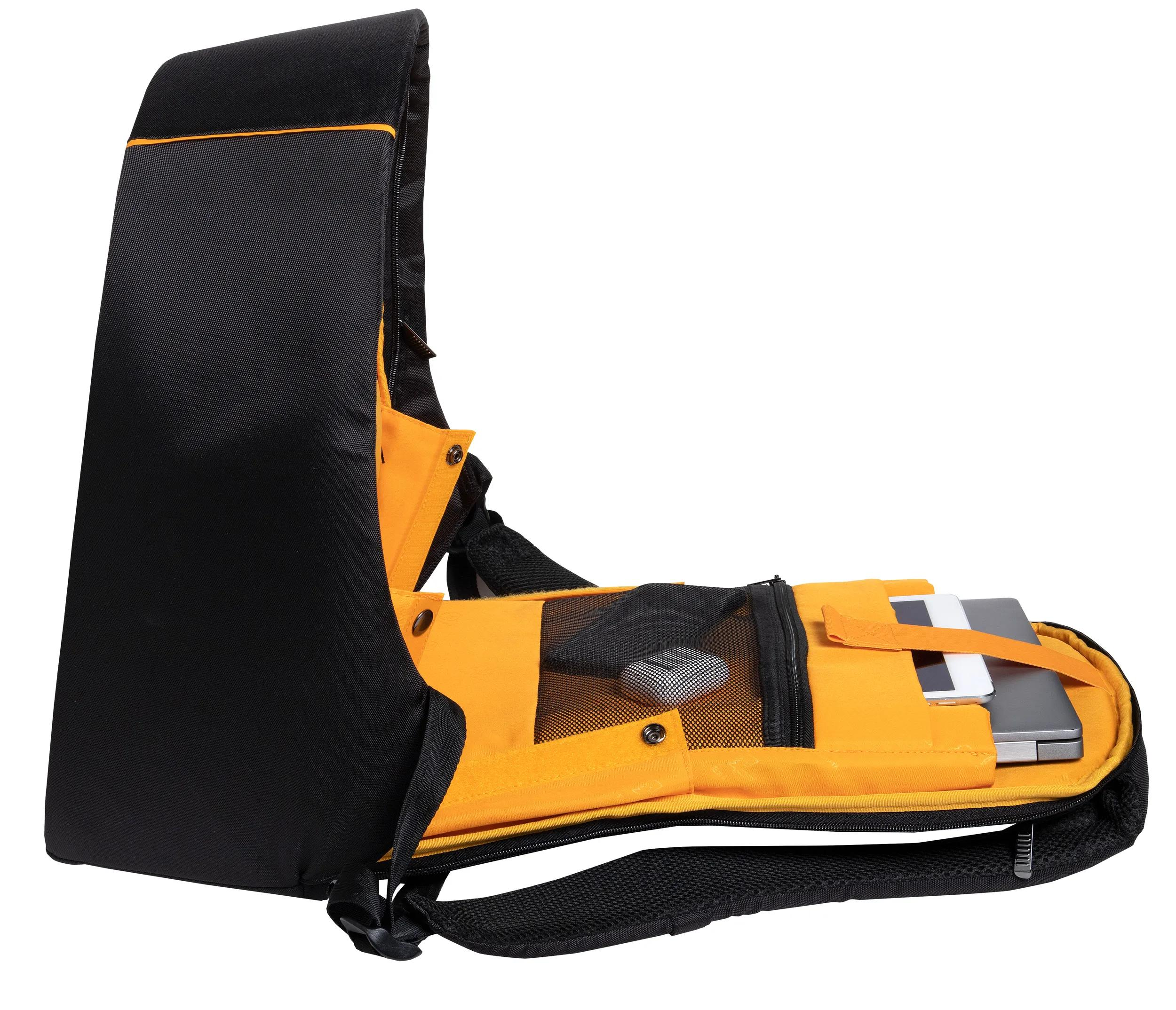 Mochila negra con interior naranja, abierta mostrando portátil y tableta.