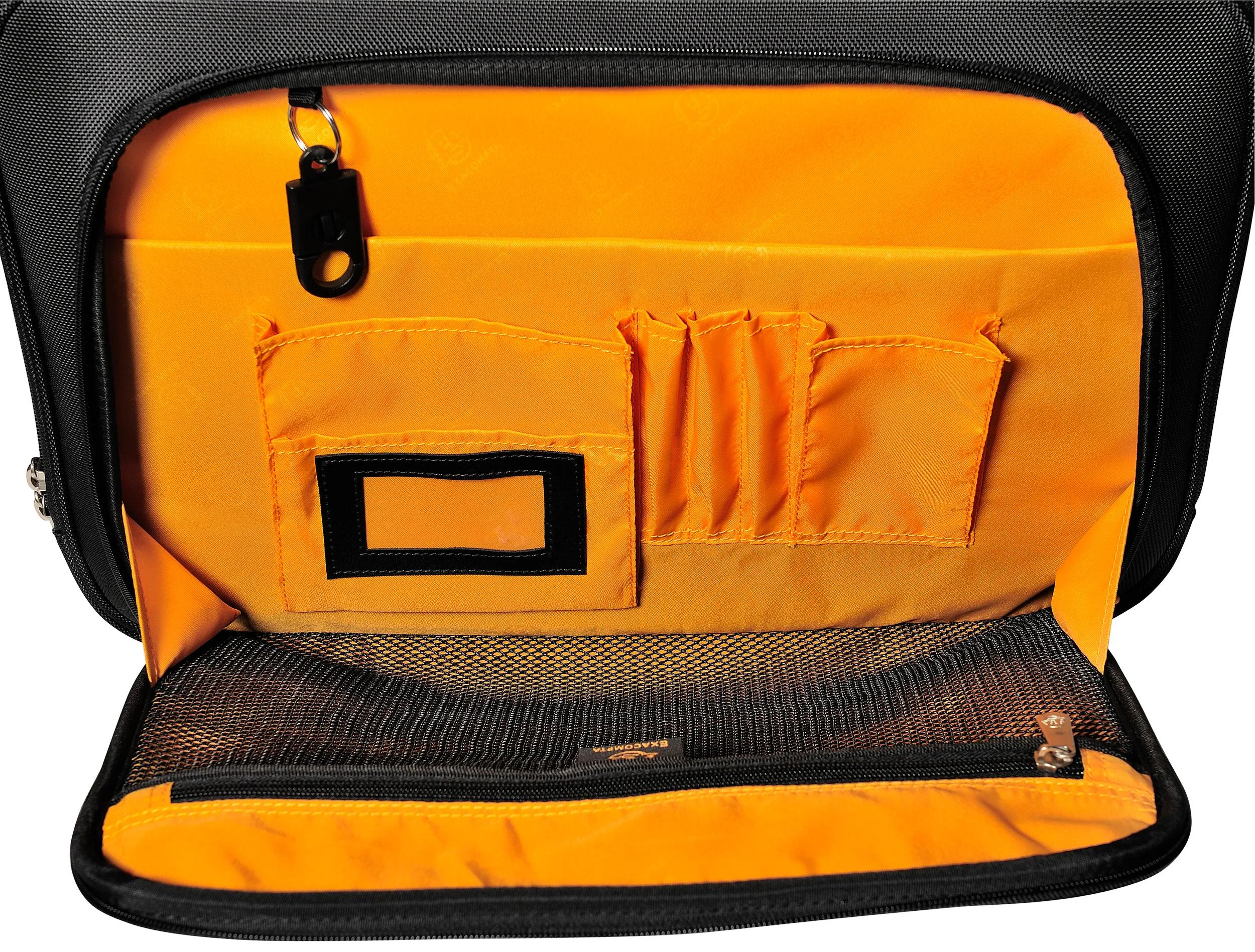 Bolso negro abierto con forro naranja, compartimentos y cremallera.