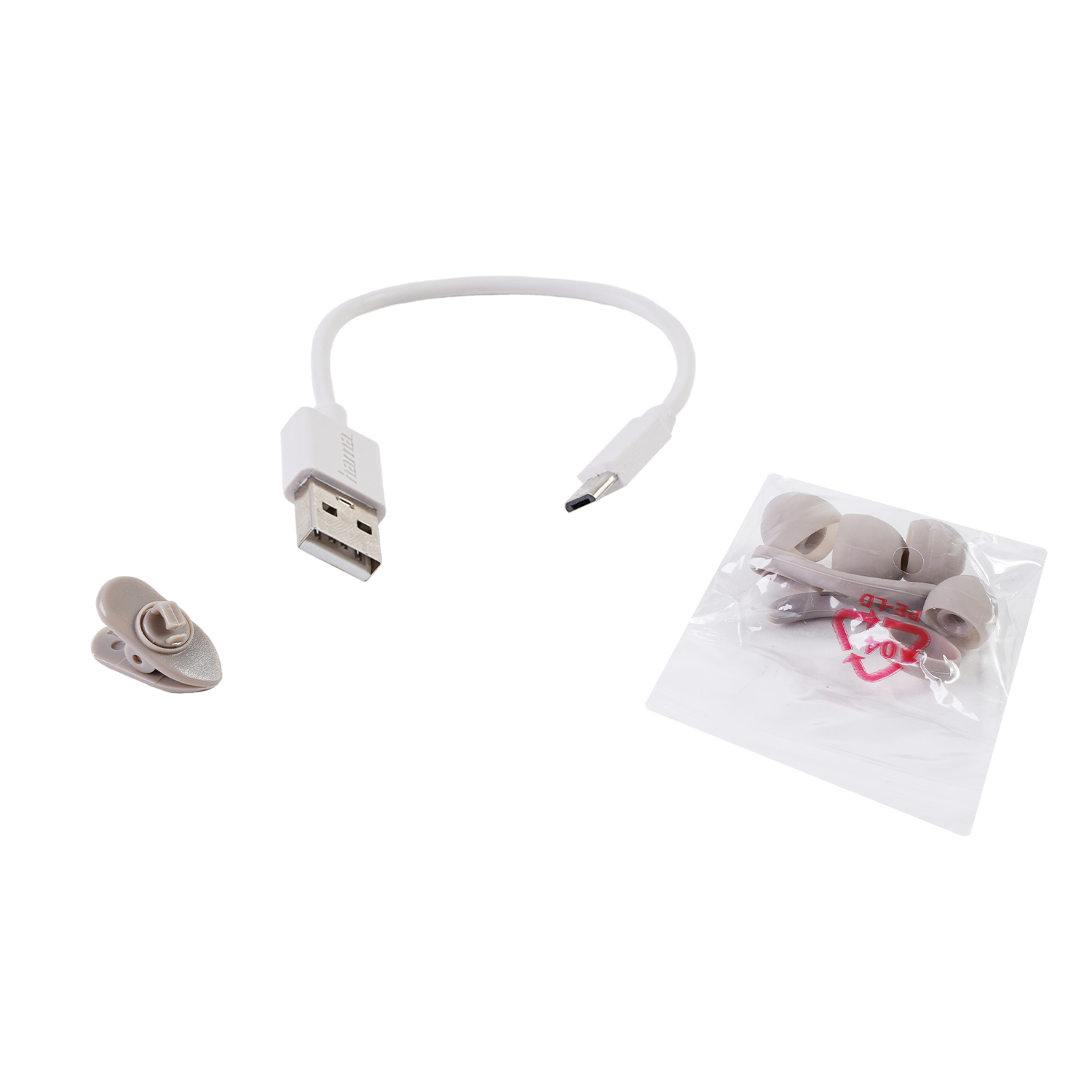 Ein weißes USB-Kabel mit C-Anschluss, ein Clip und Ohrstöpsel in einem Beutel.