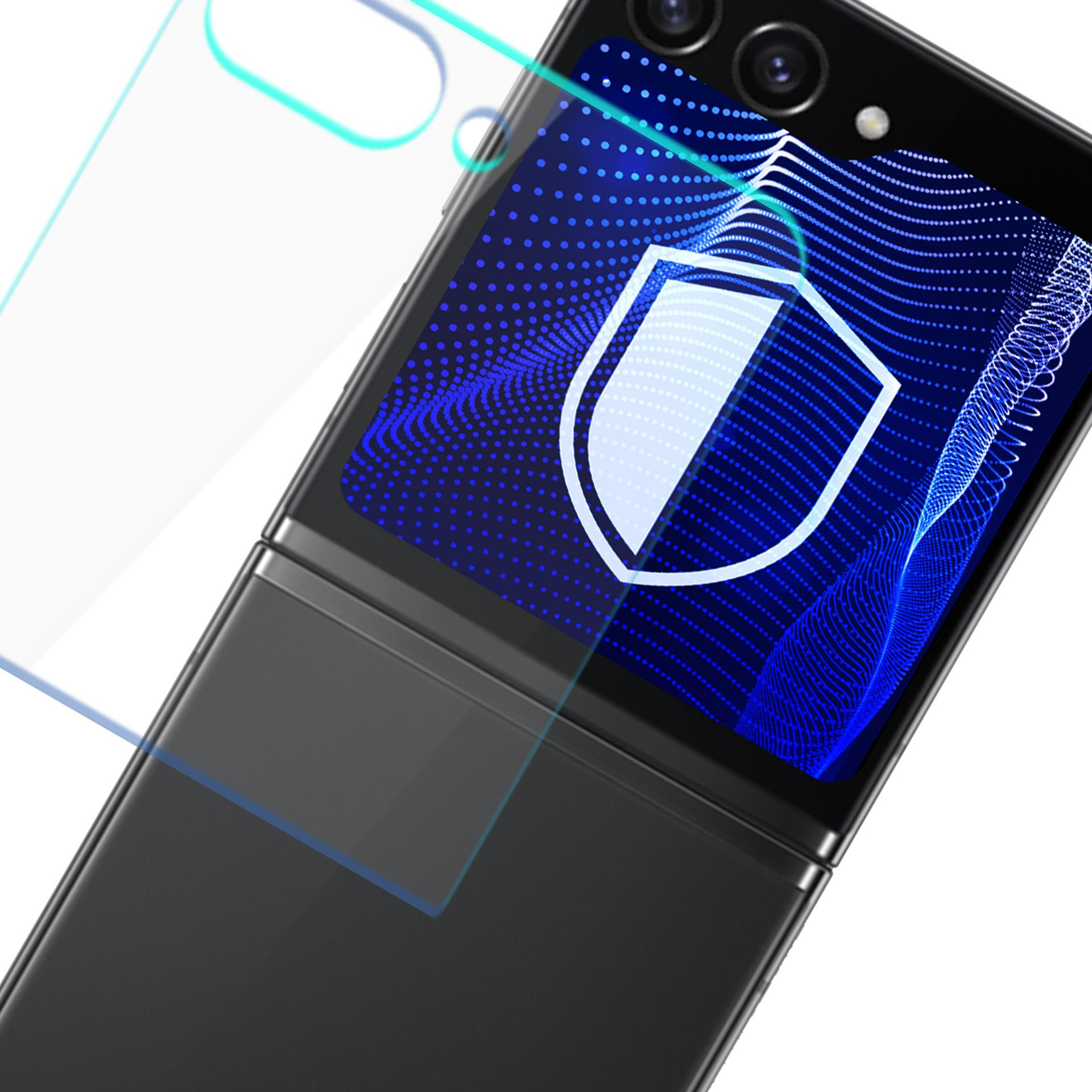 Telefon typu flip z folią ochronną na ekranie, wyświetlający niebieską falę z tarczą.