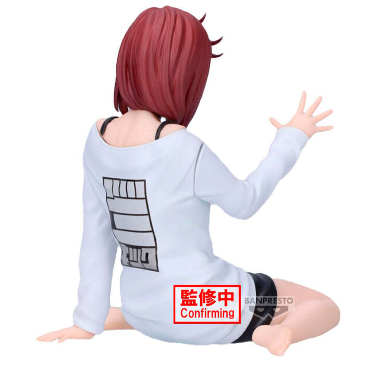 Una figura con pelo rojo se sienta vistiendo una camisa blanca de manga larga.