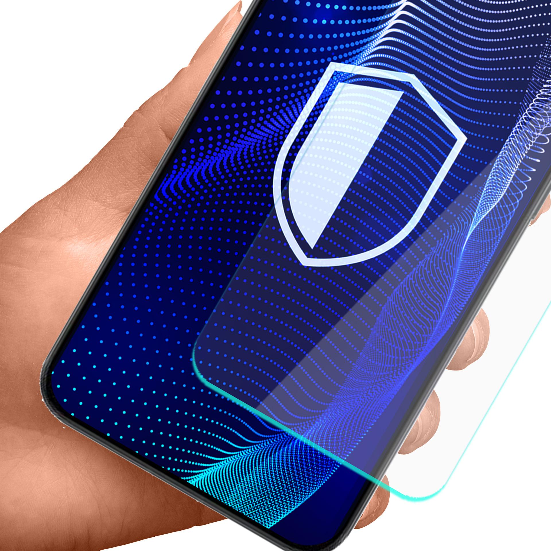 Dłoń trzyma smartfon z niebieskim wzorem fal i ikoną tarczy.