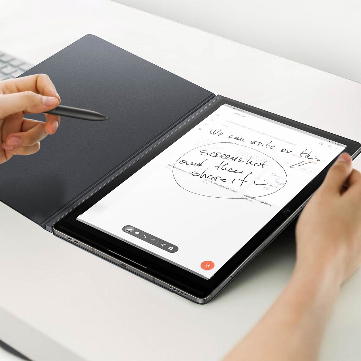 Dłoń trzyma rysik nad tabletem wyświetlającym odręczne notatki.