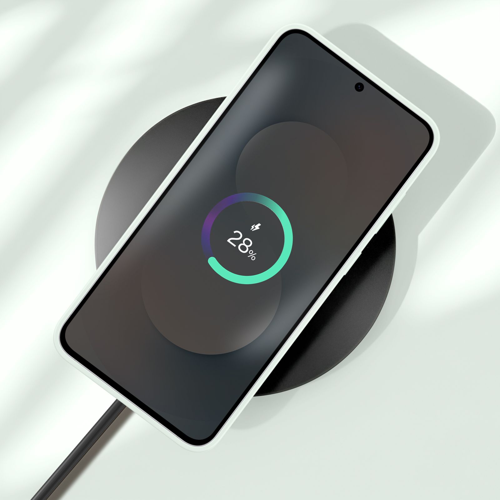 Een smartphone laadt op een zwart oplaadstation. Het scherm toont 28%.