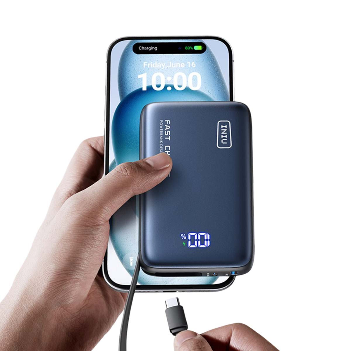 Una mano sujeta un teléfono móvil mientras un power bank lo carga. La pantalla muestra las 10:00.