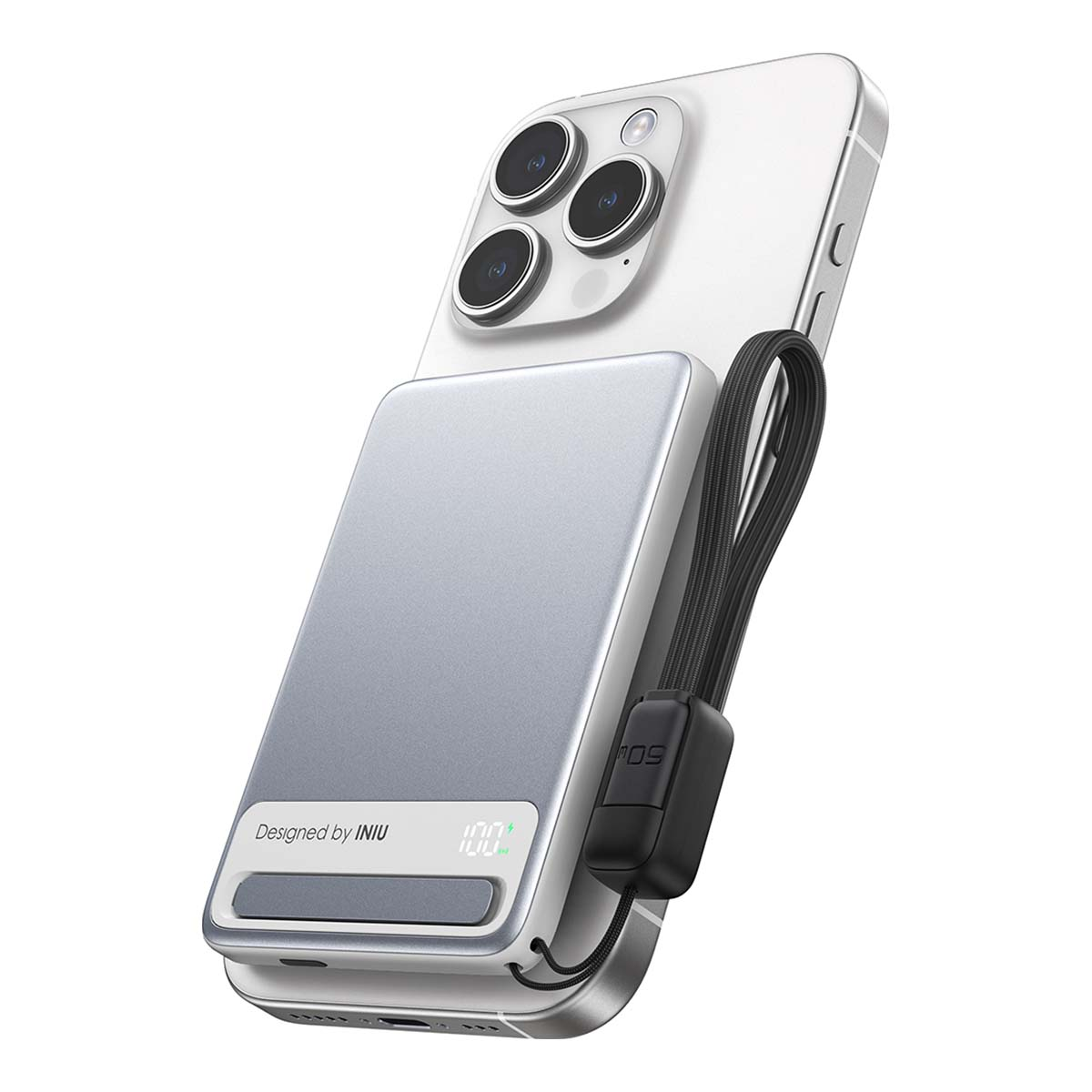 Un iPhone plateado con power bank y cordón adjuntos. Carga del 100% mostrada.