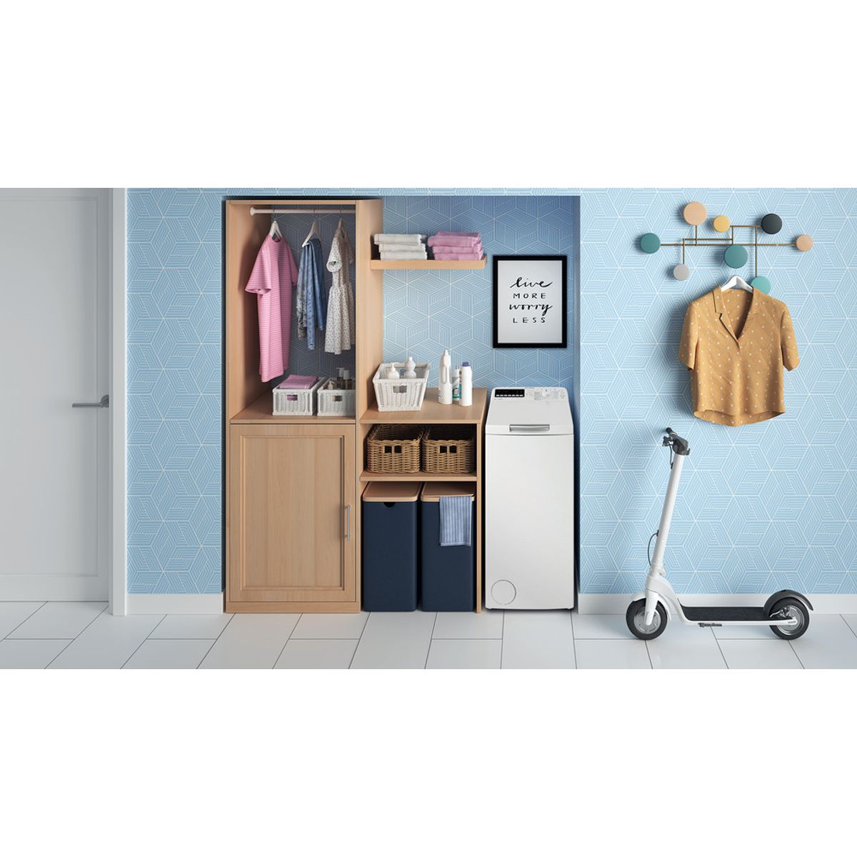 Ein Waschraum mit Schrank, Waschmaschine, Wäschekörben und Roller.