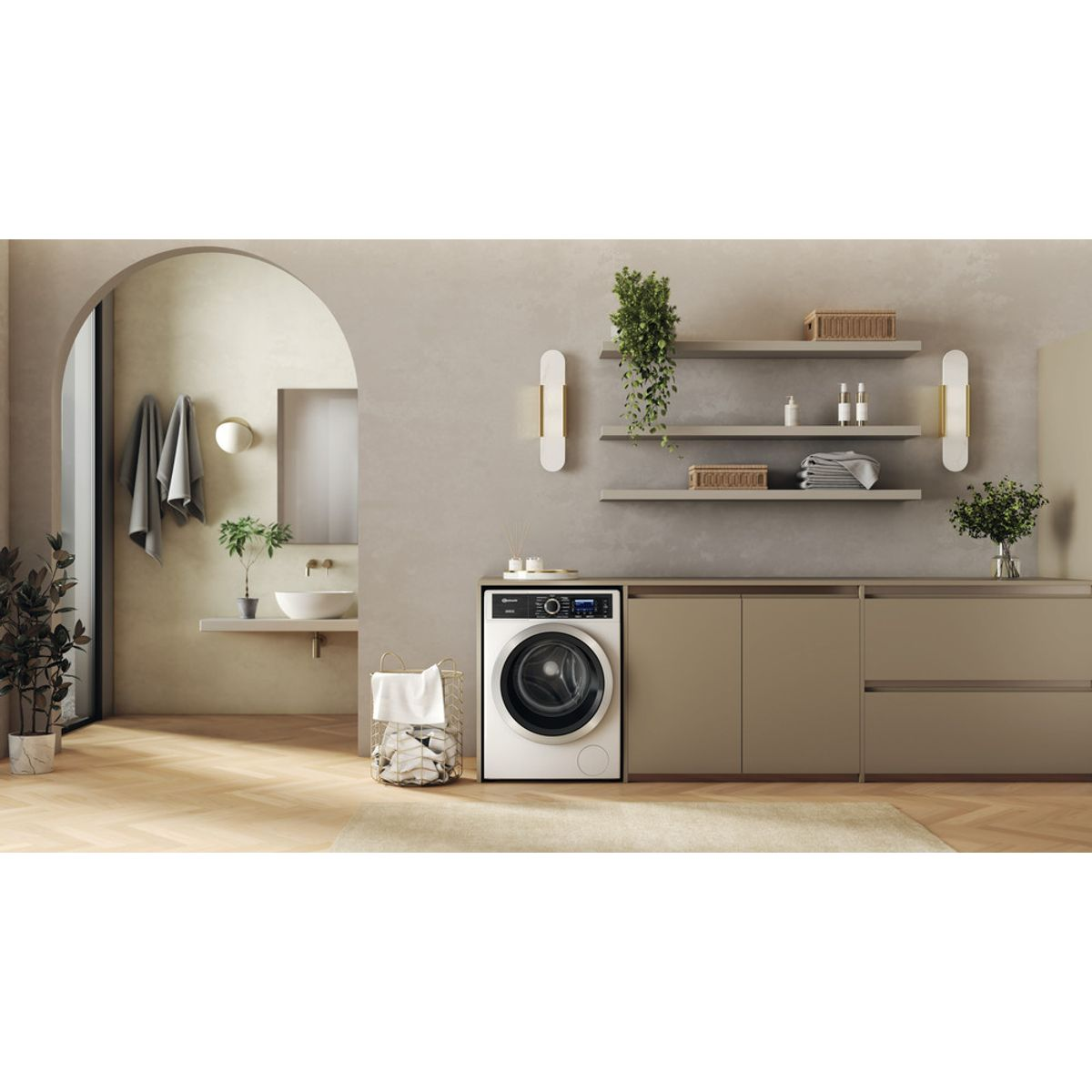 Waschmaschine im modernen Badezimmer mit Regalen und Pflanzen.