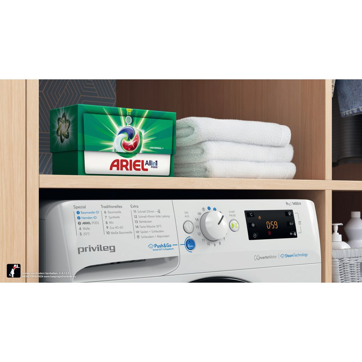 Ariel Allin1 Pods Packung neben drei gefalteten weißen Handtüchern auf einem Regal über einer Waschmaschine.
