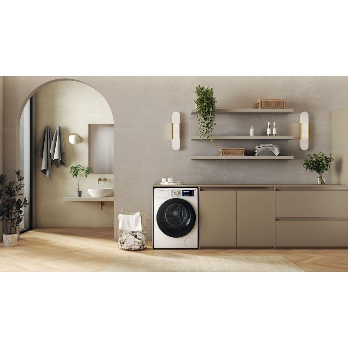 Waschmaschine neben einem Wäschekorb in einem modernen Badezimmer mit Regalen.