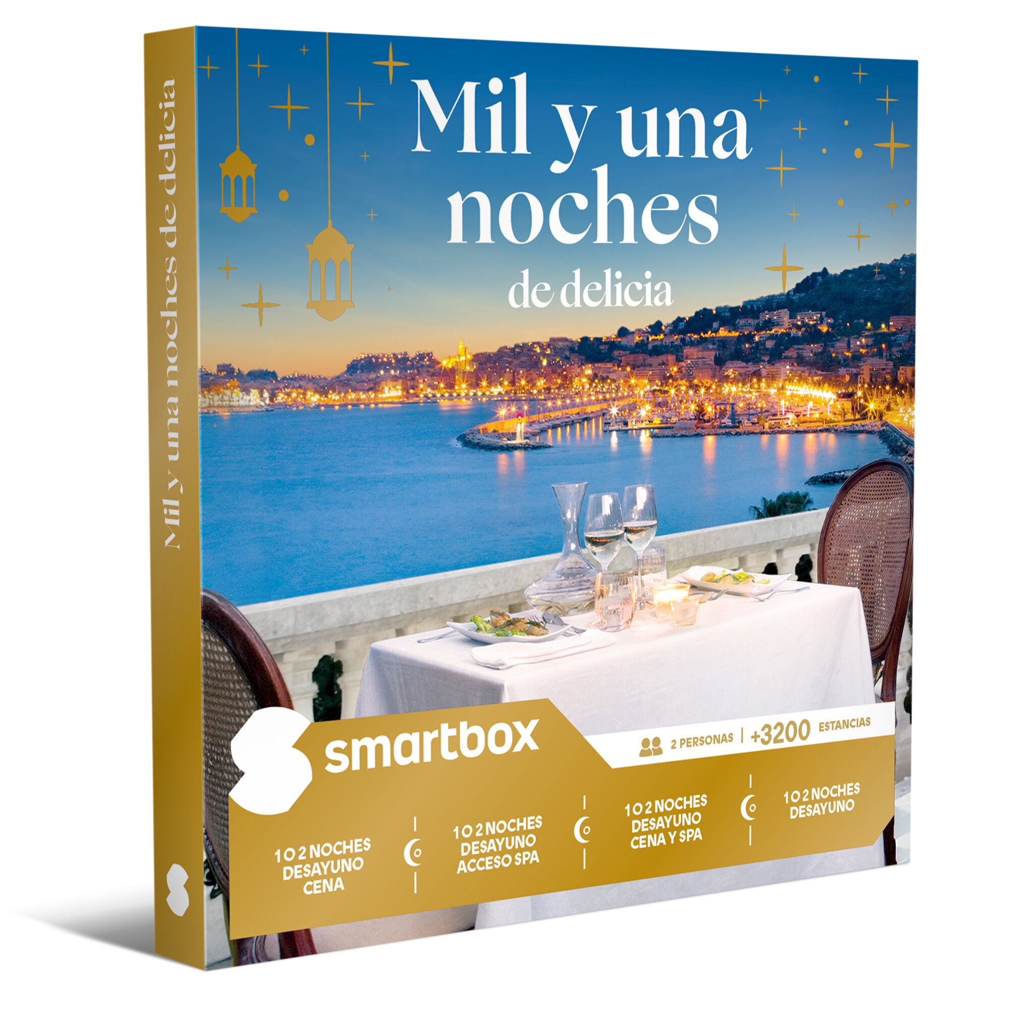 Una mesa puesta festivamente con vista a una ciudad iluminada junto al mar.