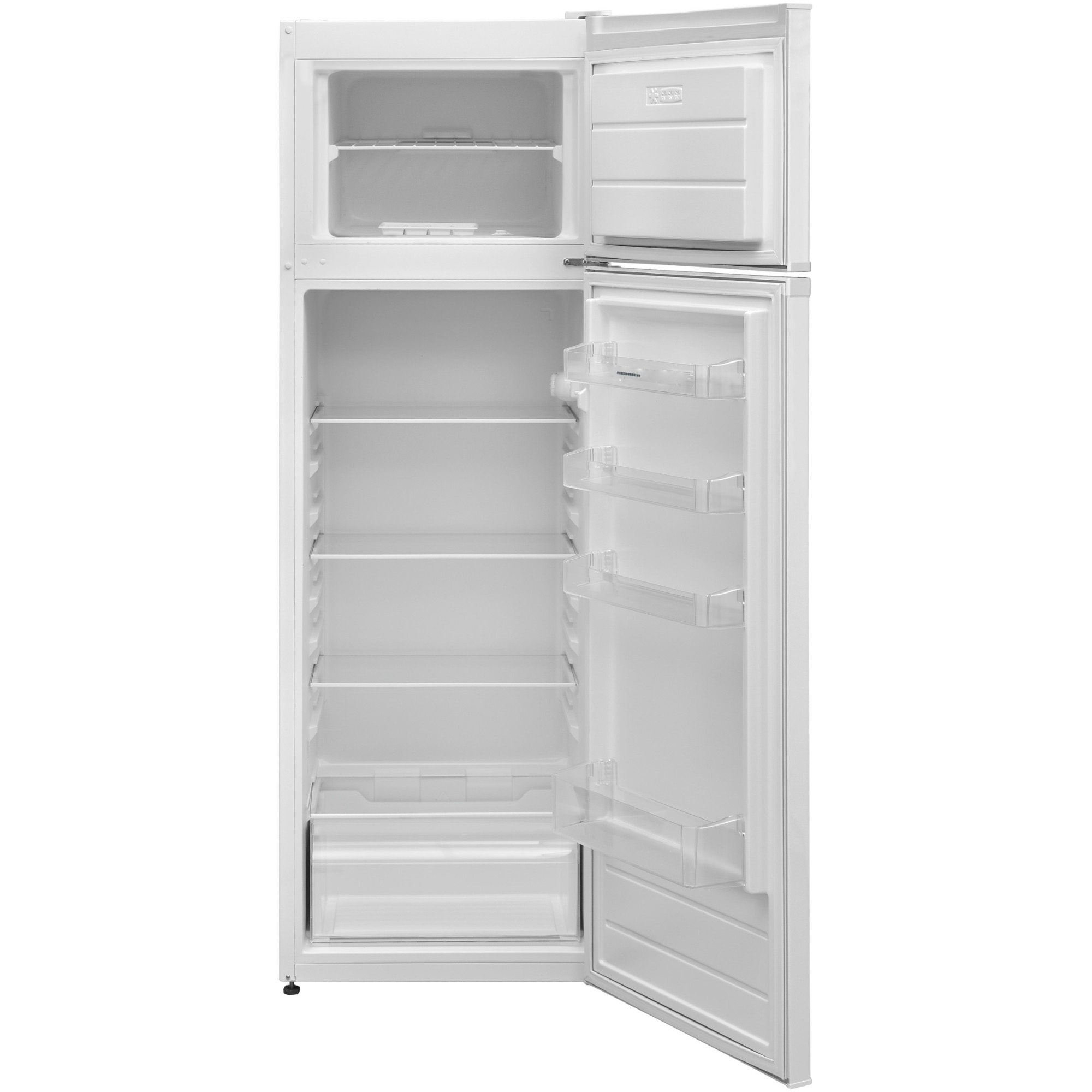Een witte koelkast met open vriesvakdeur en open koelkastdeur met planken.