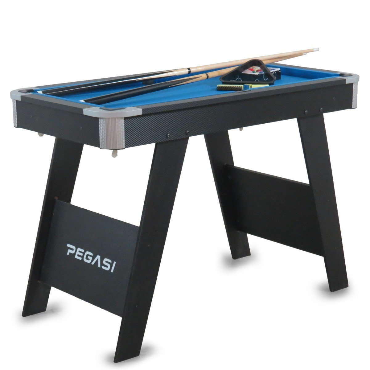 Een blauwe biljarttafel met zwarte poten, twee keus en een driehoek.