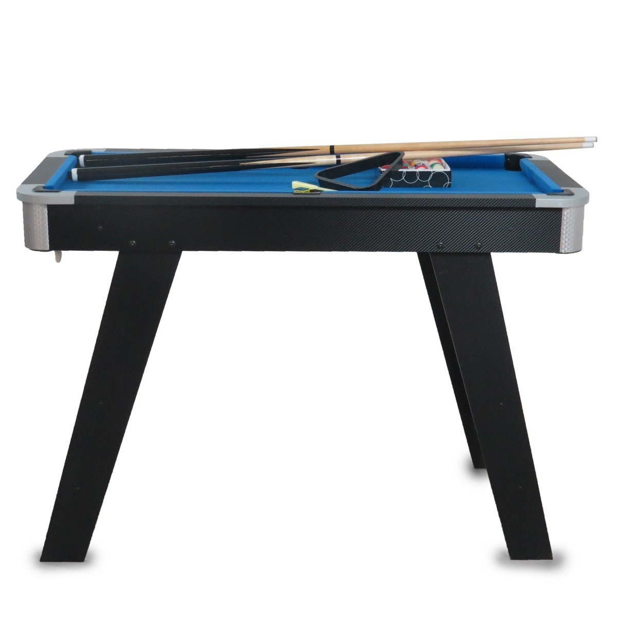 Een blauwe biljarttafel met keus, ballen en een driehoek op een zwart onderstel.
