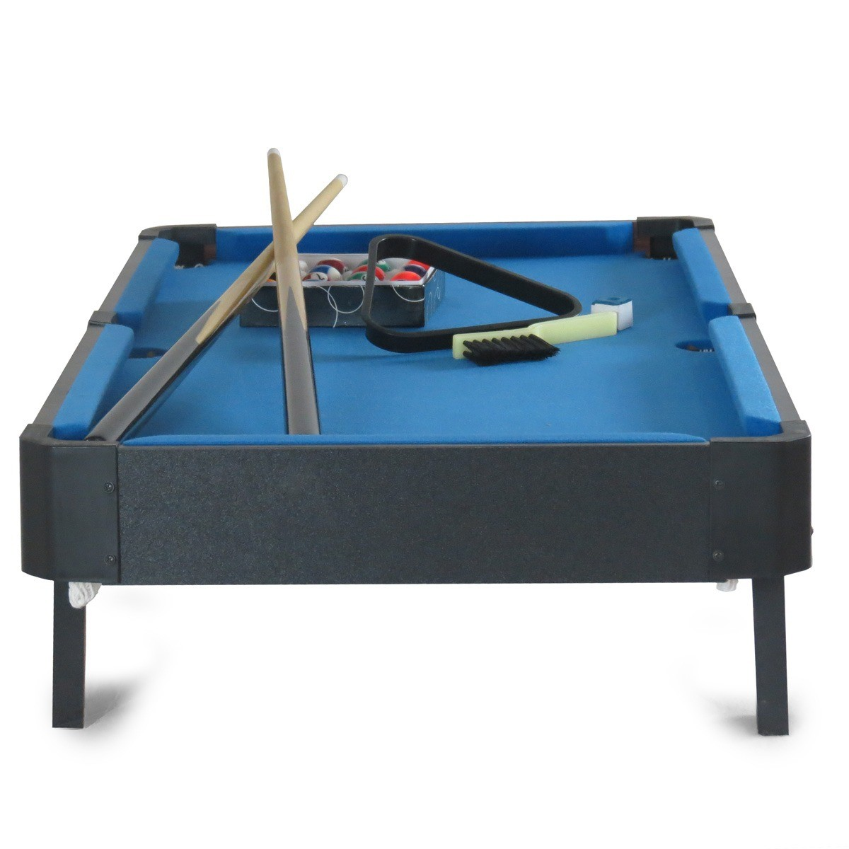 Een mini biljarttafel met blauw viltoppervlak en accessoires.