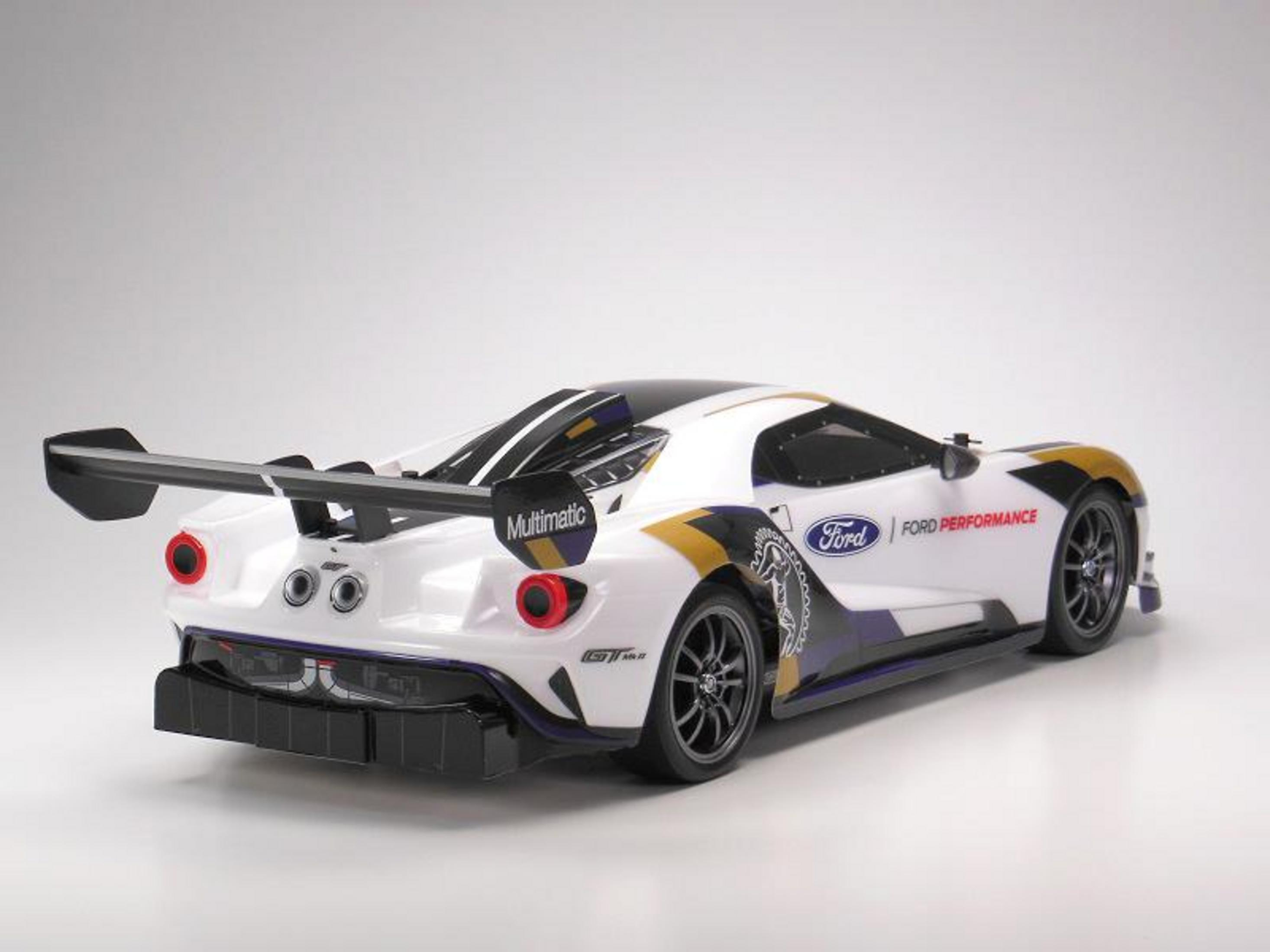 Weißer Ford GT Rennwagen mit Spoiler und goldenen Akzenten auf weißem Grund.