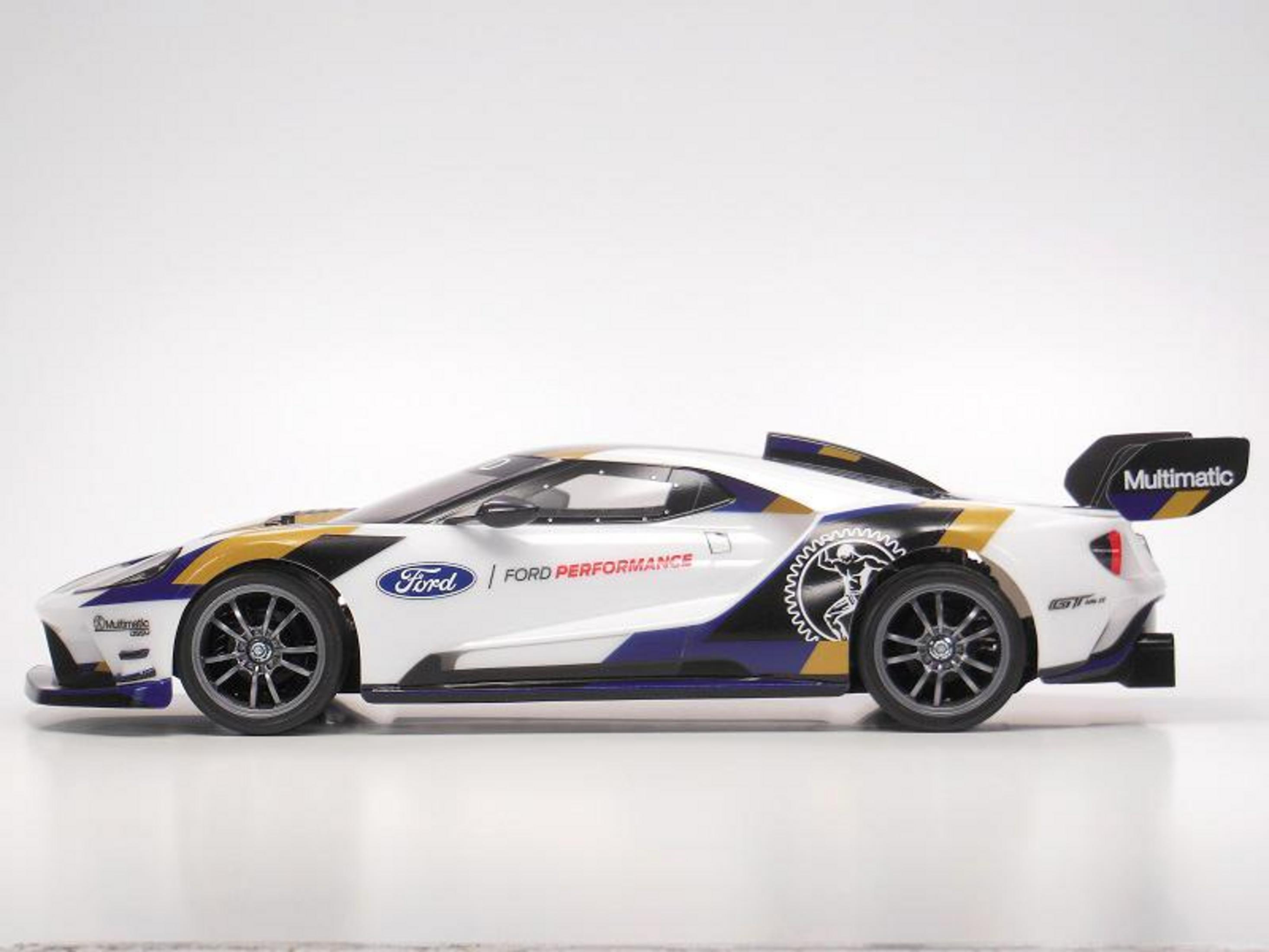 Ein weißer Ford GT Rennwagen mit blauen und goldenen Akzenten und einem großen Heckflügel.