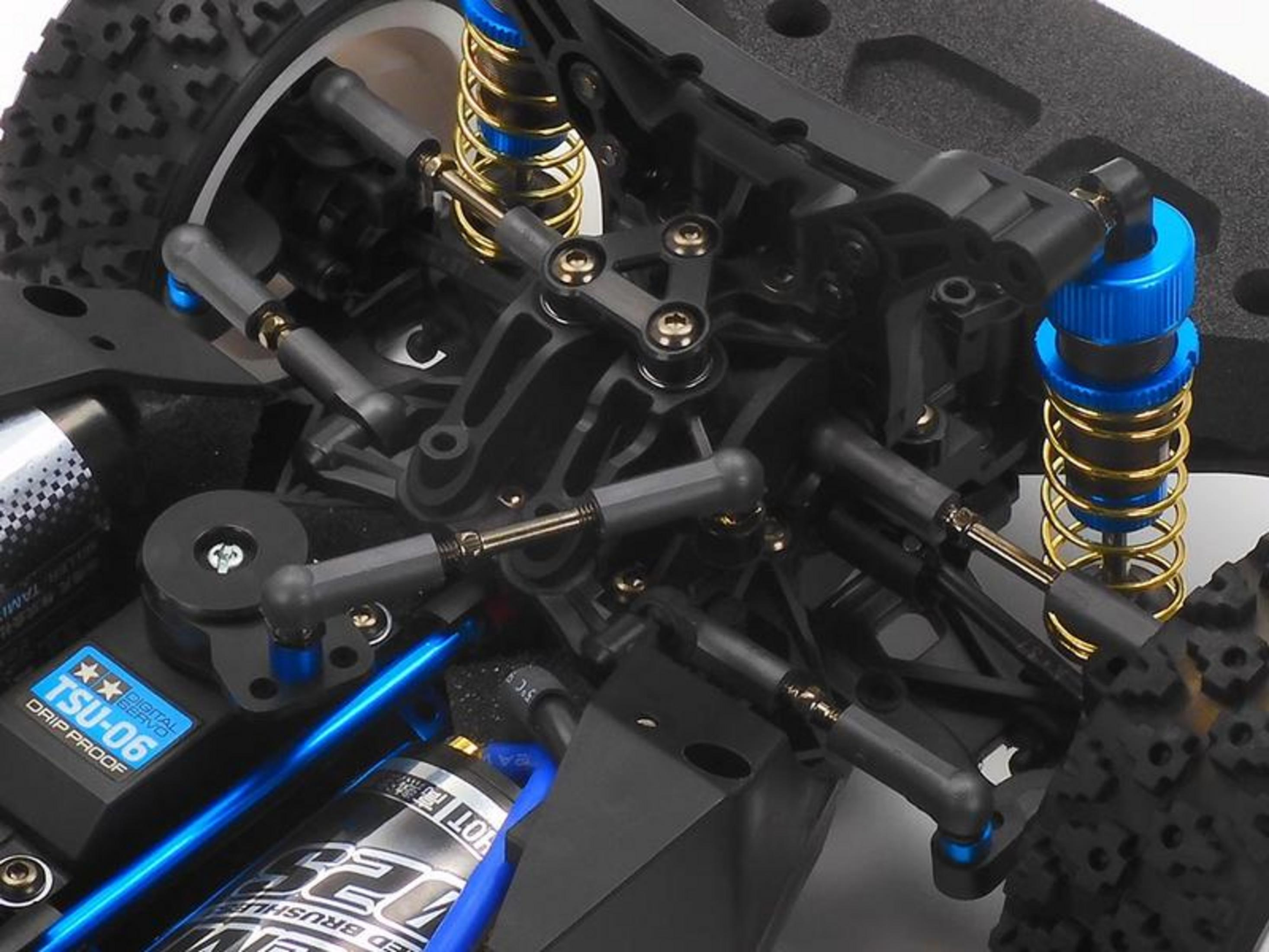 Gros plan de la suspension d'une voiture RC, avec amortisseurs bleus et ressorts dorés.
