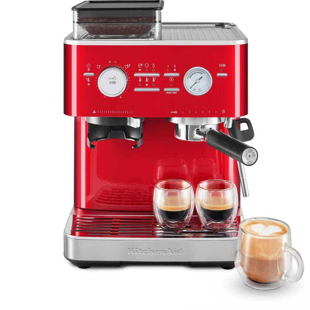 Eine rote Küchenmaschine mit Espressomaschine, zwei Gläsern Espresso und einem Cappuccino.