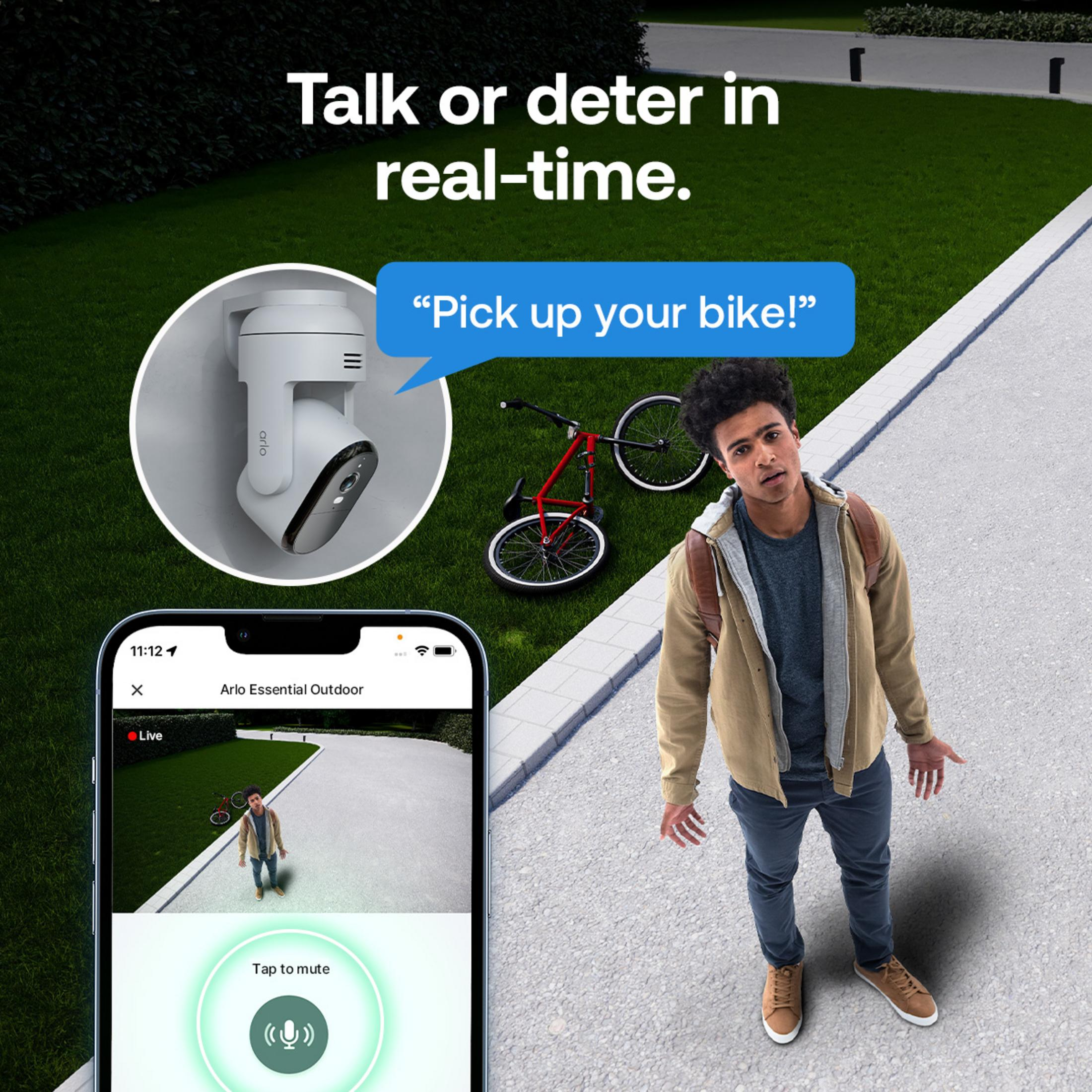 Un uomo vicino a una bici rovesciata. Si vedono una telecamera di sicurezza e uno smartphone.