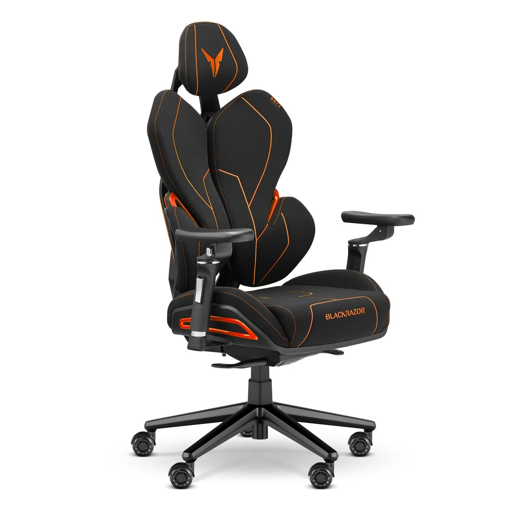 Czarny fotel gamingowy z pomarańczowymi akcentami i logo.
