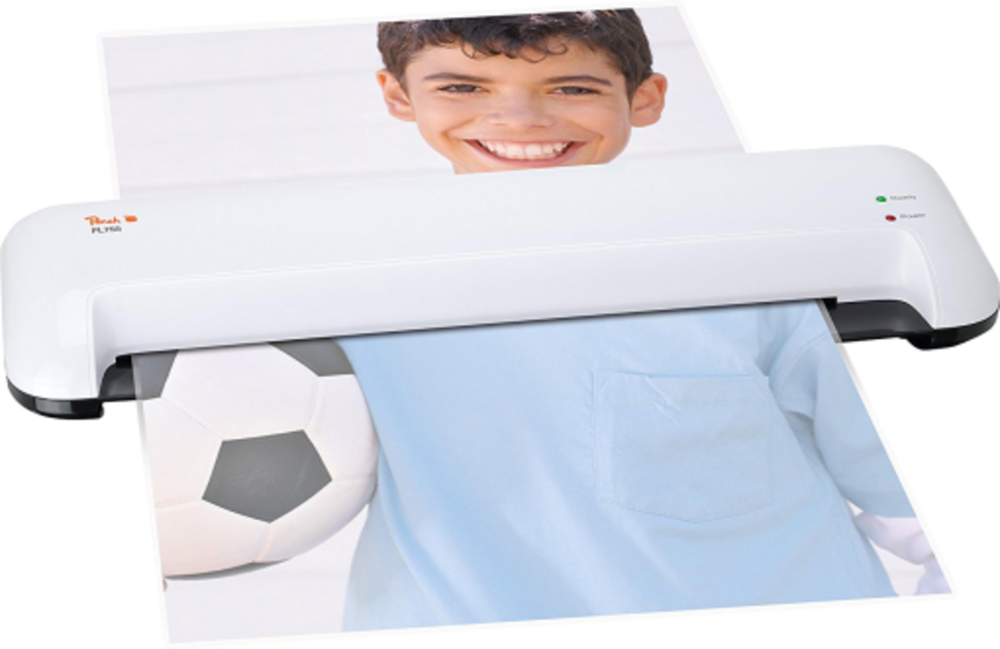 Une plastifieuse blanche traite une image d'un garçon et d'un ballon de foot.