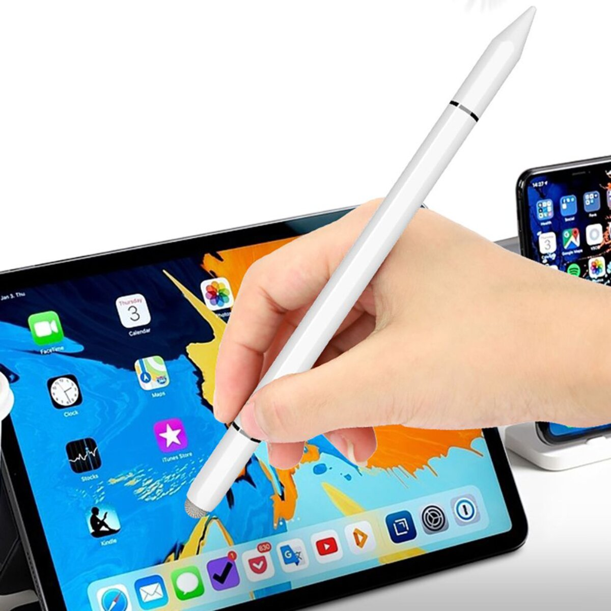 Hand hält weißen Stift über Tablet mit Apps. iPhone im Hintergrund.