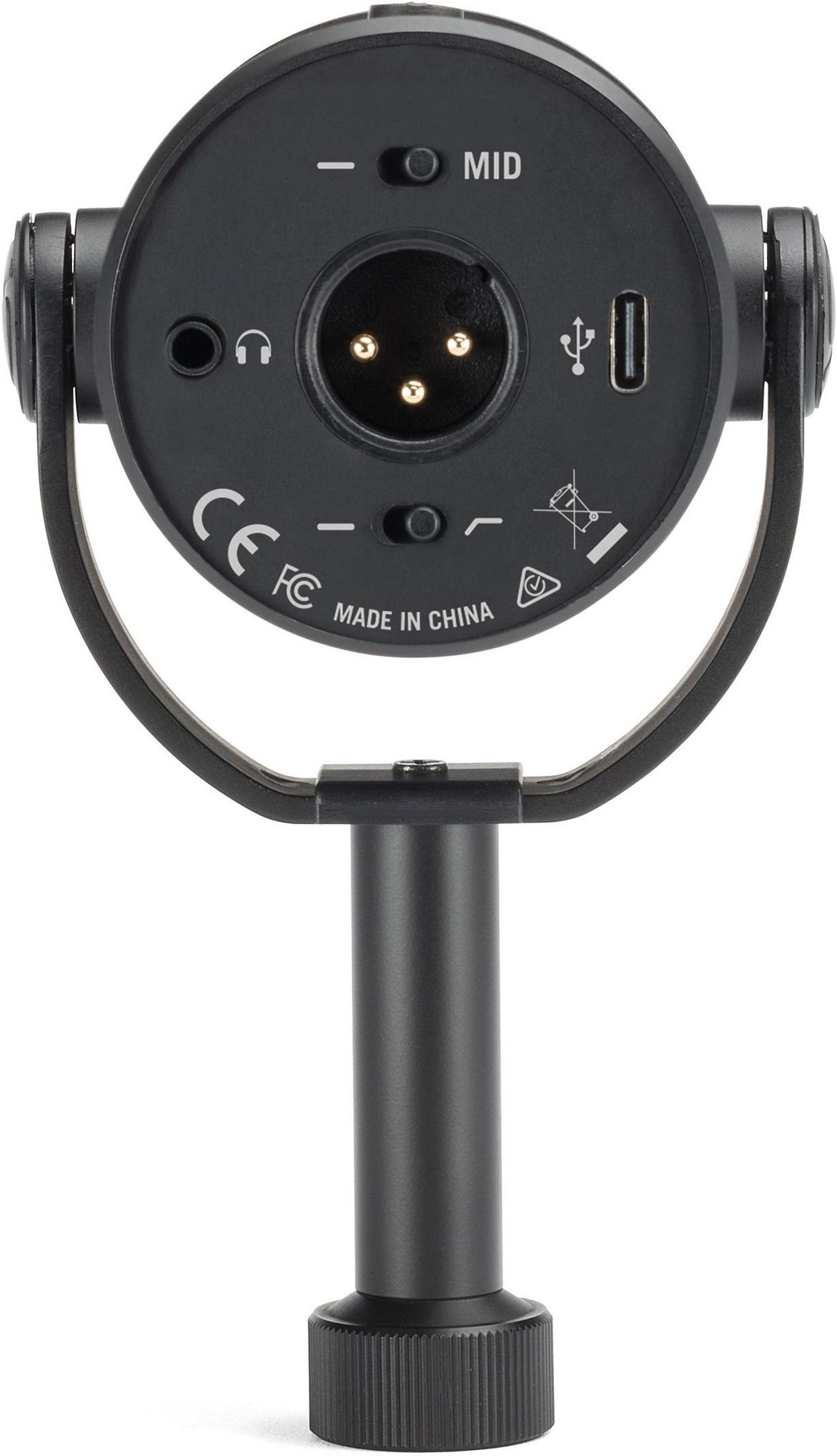 Un microfono nero con porte XLR, USB e jack per cuffie.