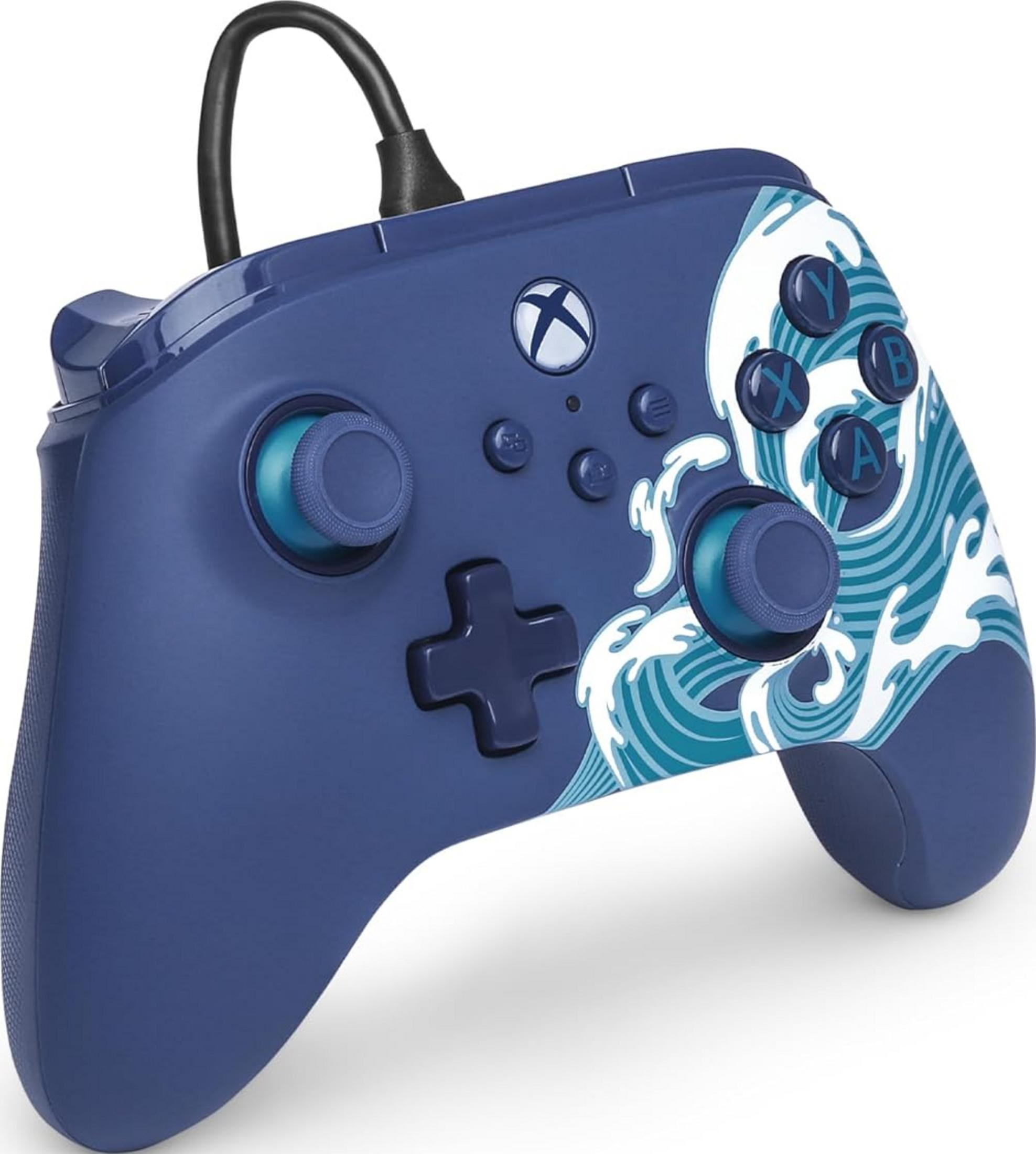 Un controller Xbox blu con motivo a onde e cavo nero.