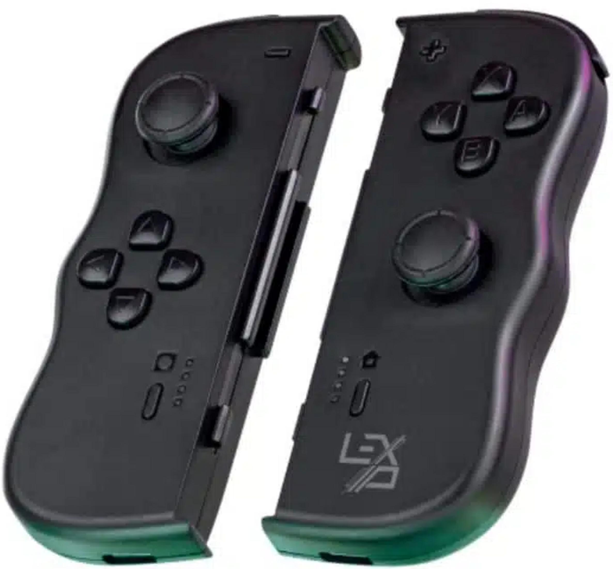 Zwei schwarze Gamecontroller mit Joysticks und Tasten auf weißem Hintergrund.