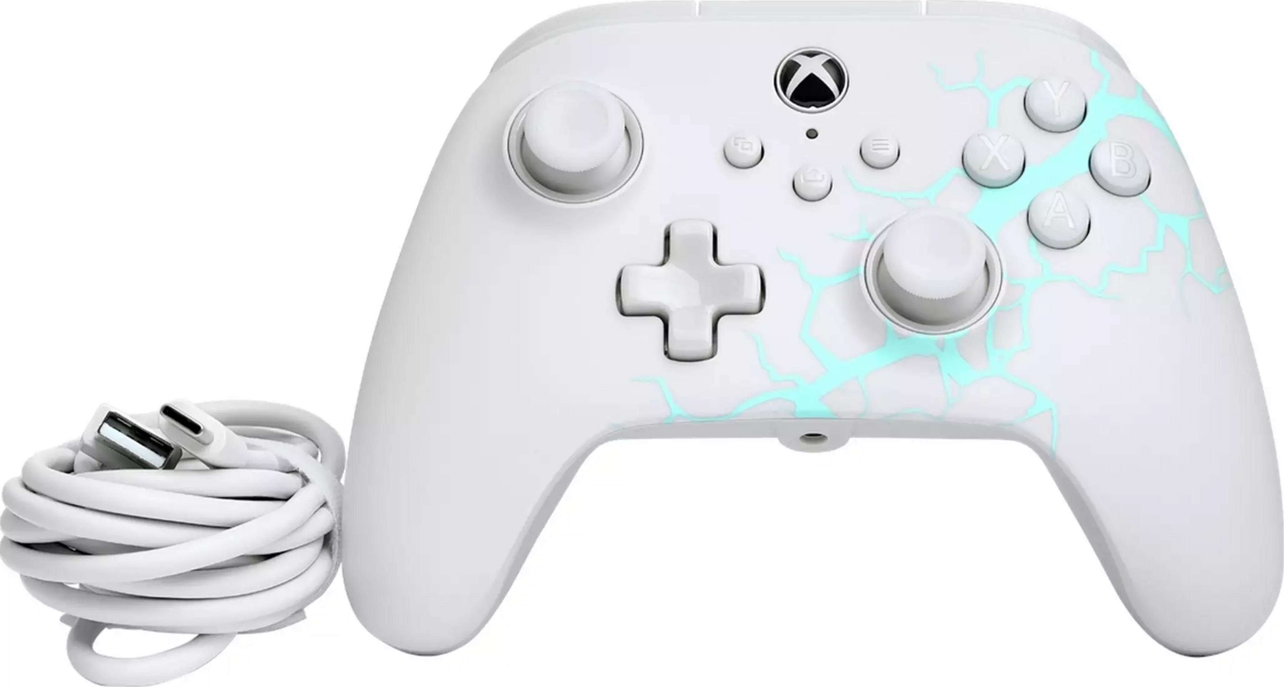 Un controller Xbox bianco con motivi a fulmine blu e un cavo bianco.