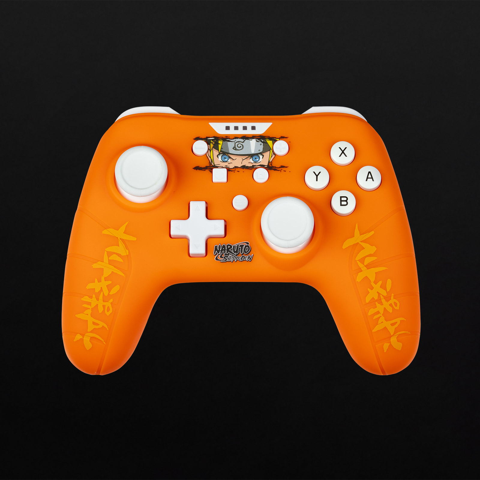 Orange Controller mit Naruto-Design, weiße Knöpfe, schwarzer Hintergrund.