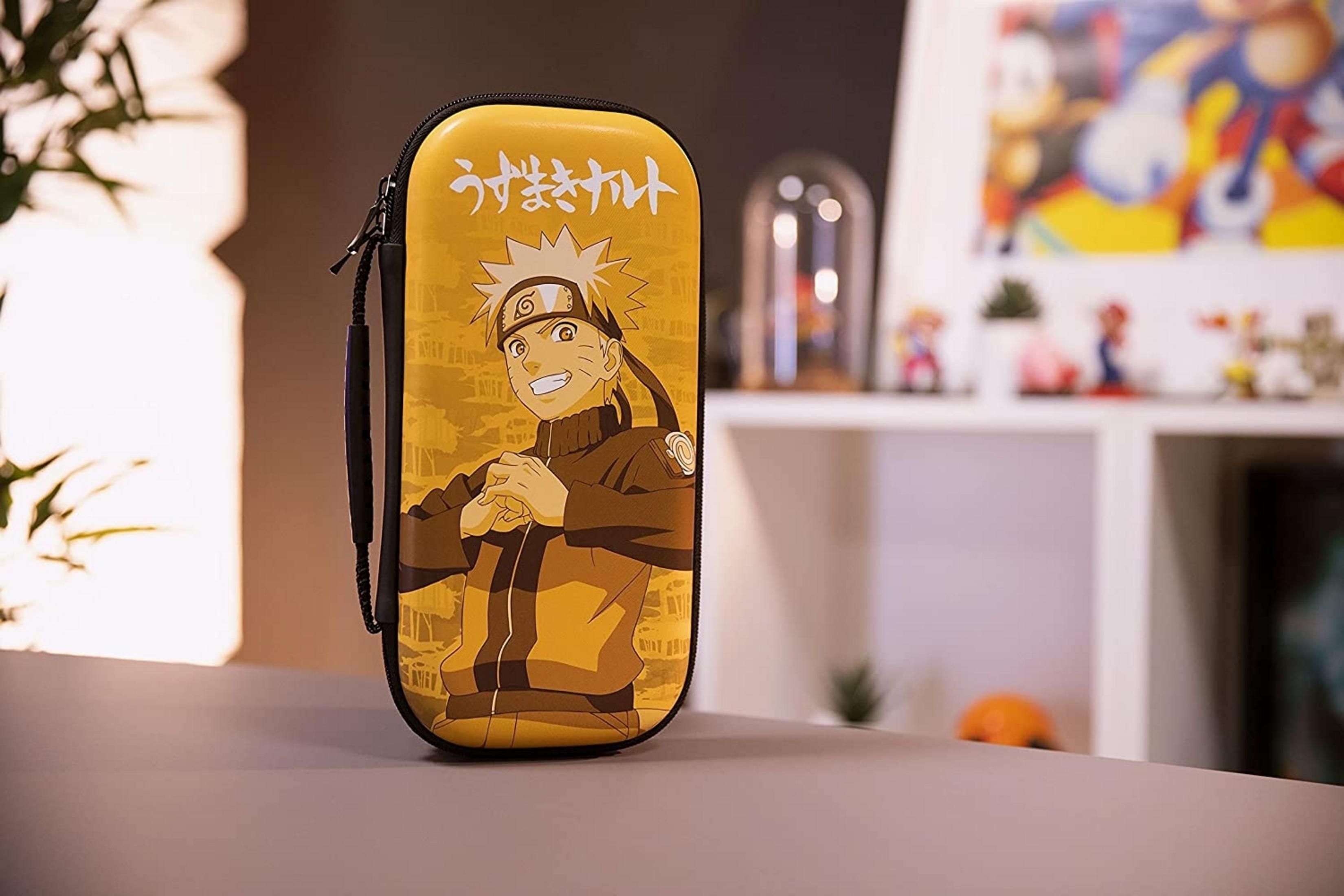 Gelbe Tasche mit Naruto-Aufdruck, auf einem Tisch liegend, im Hintergrund Regale.
