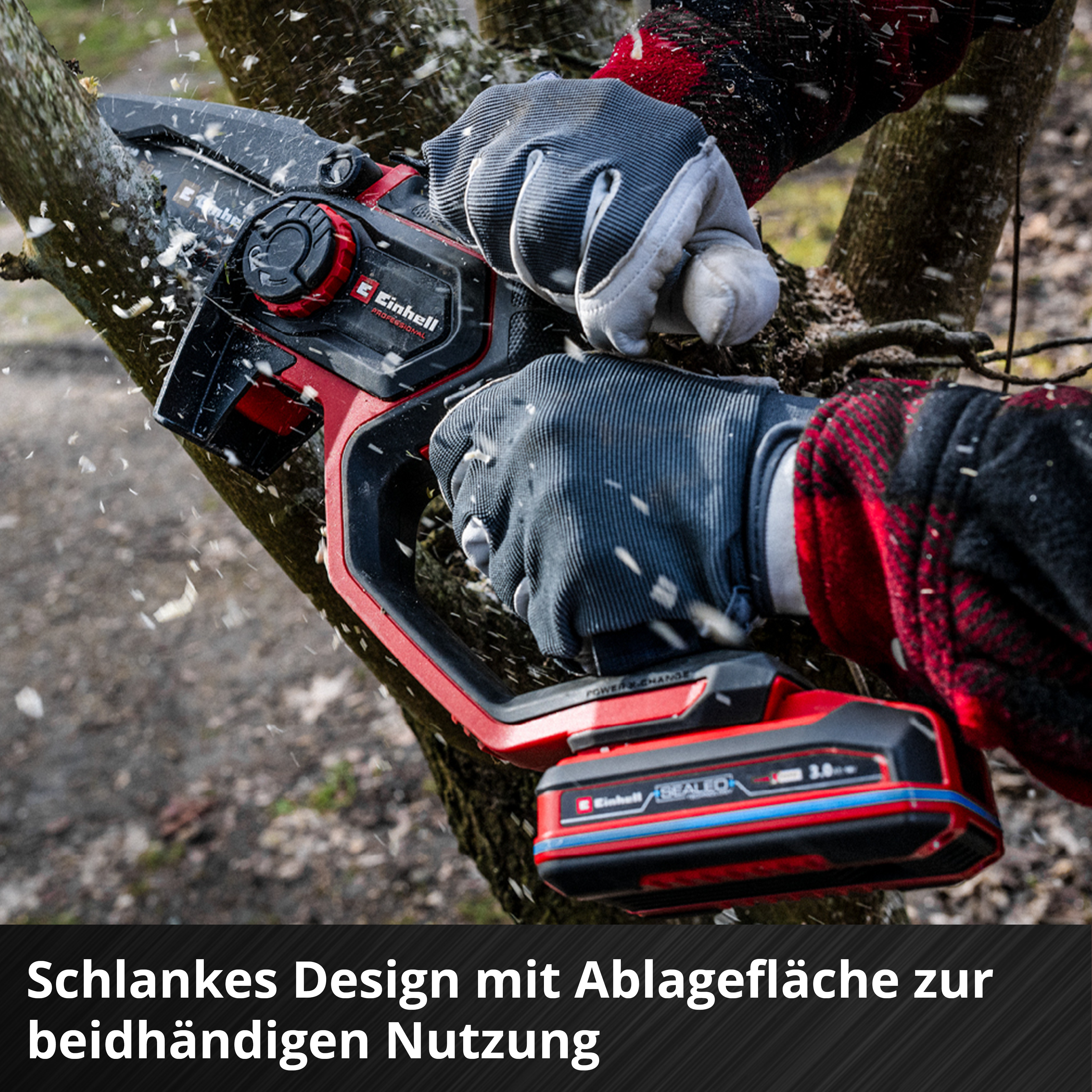 Person mit Schutzhandschuhen benutzt eine Kettensäge an einem Ast.