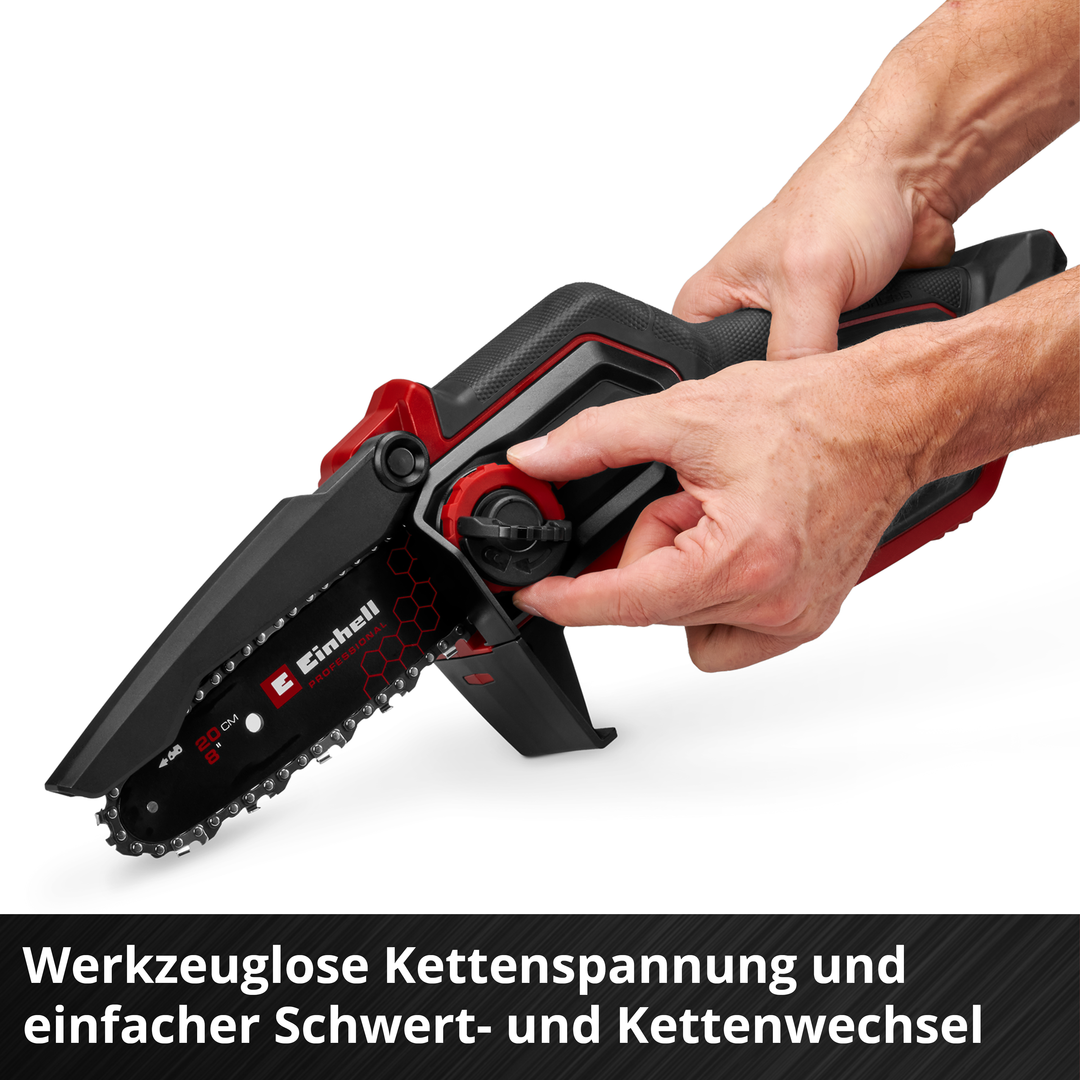 Hände stellen eine Kettensäge ein, die Kette ist sichtbar.