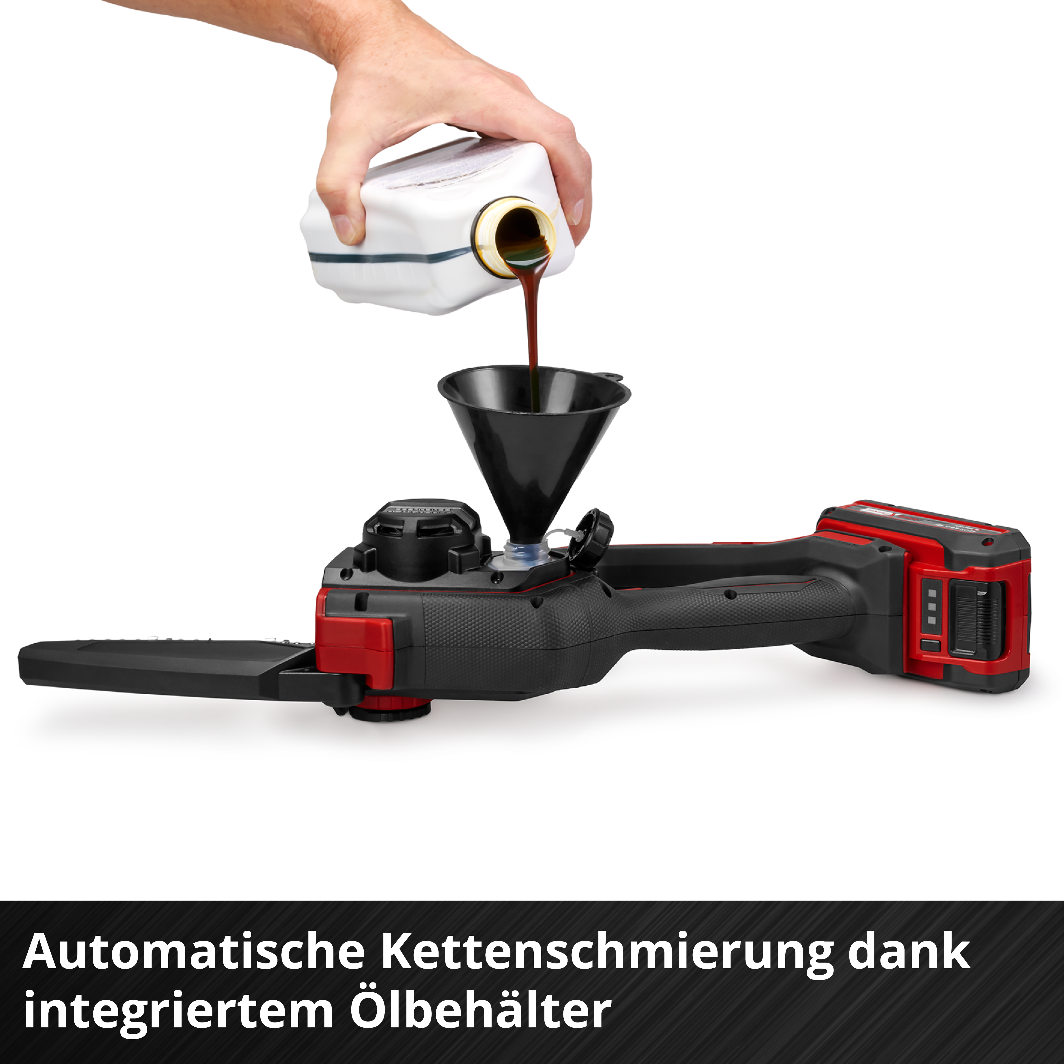 Öl wird in eine Kettensäge gegossen. Automatische Kettenschmierung.