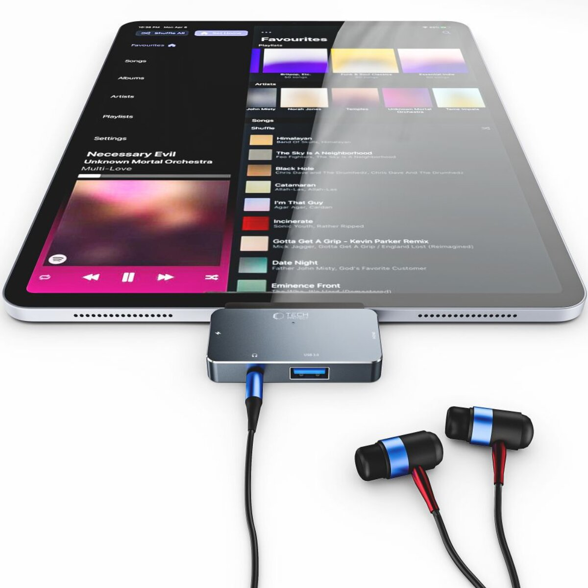 Tablet con app musicale, hub USB e cuffie.